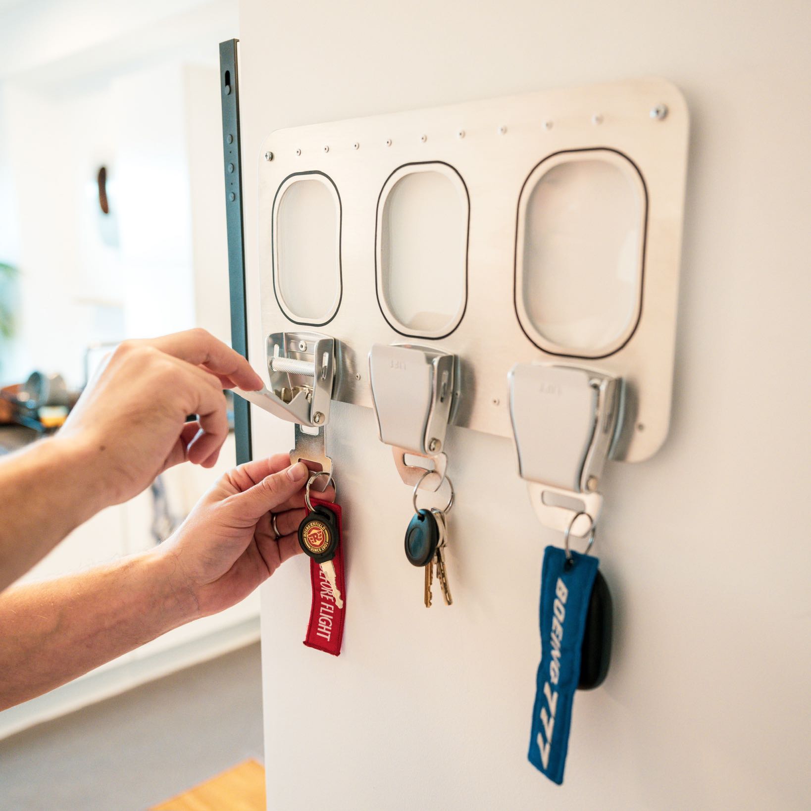 Luftfahrt-Schlüsselbrett mit Flugzeuggurtschnallen