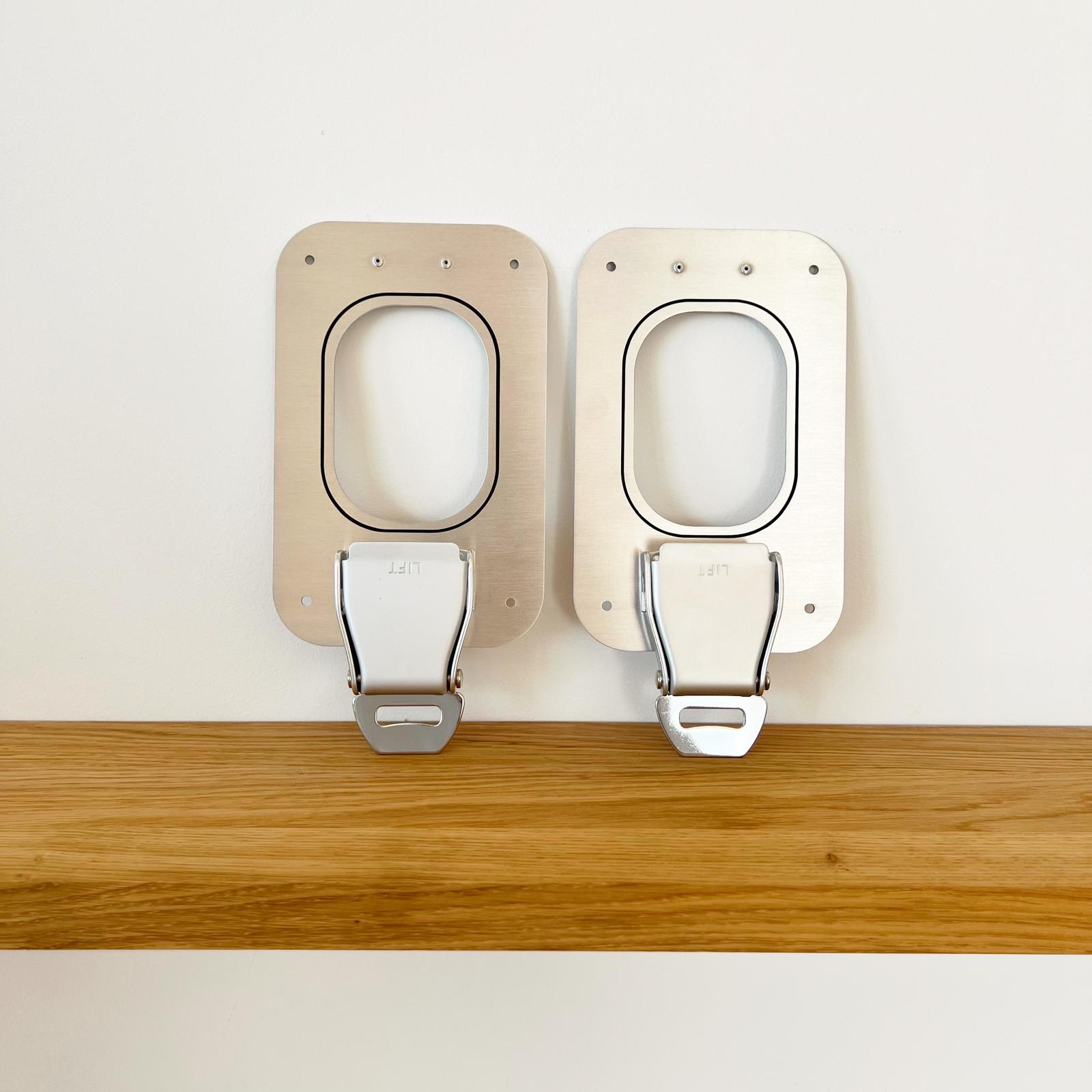 Set of 2 airplane keychains – home accessory in industrial design