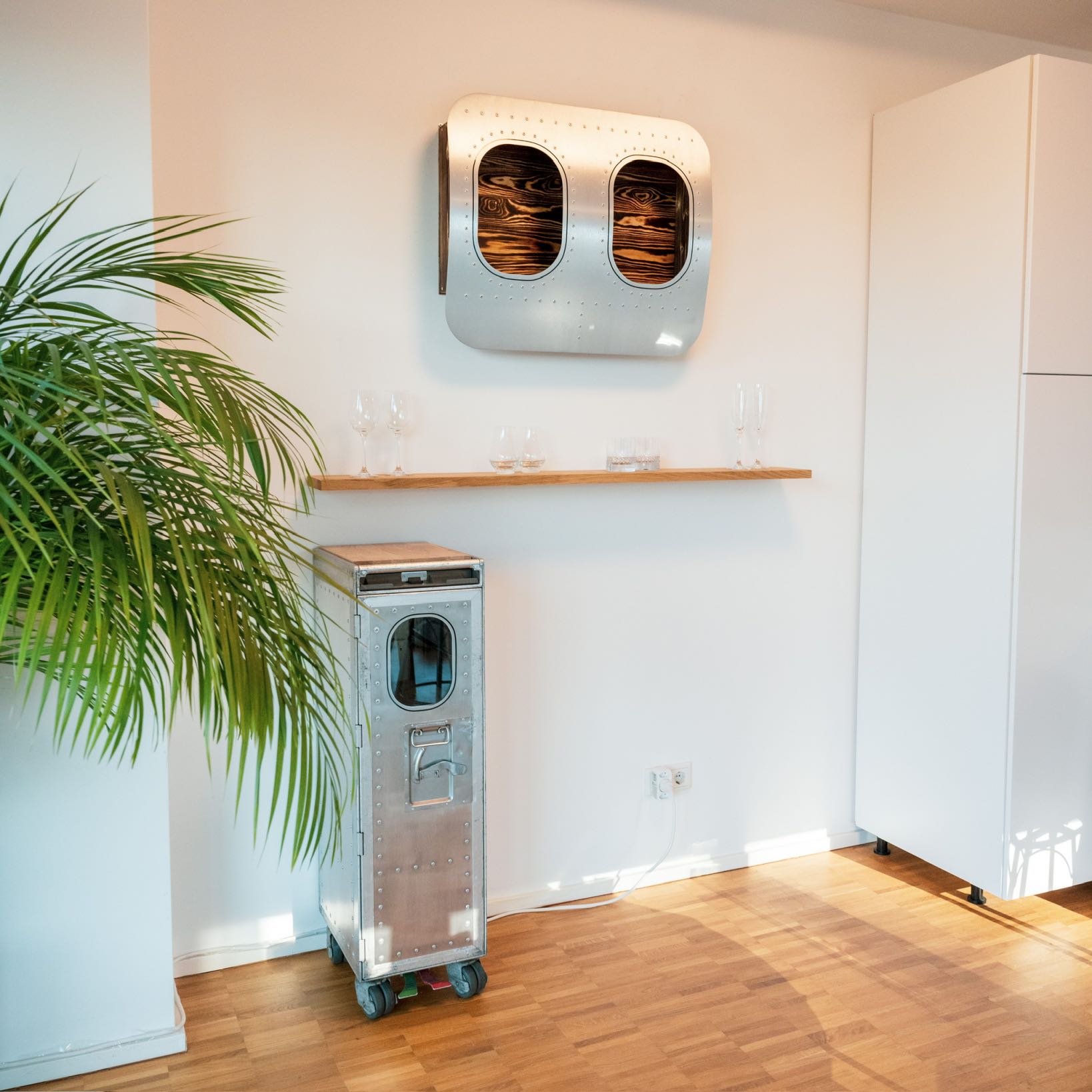aircraftwindows Wandbar in Flamed & Oiled von vorne links fotografiert mit trolley im wohnzimmer