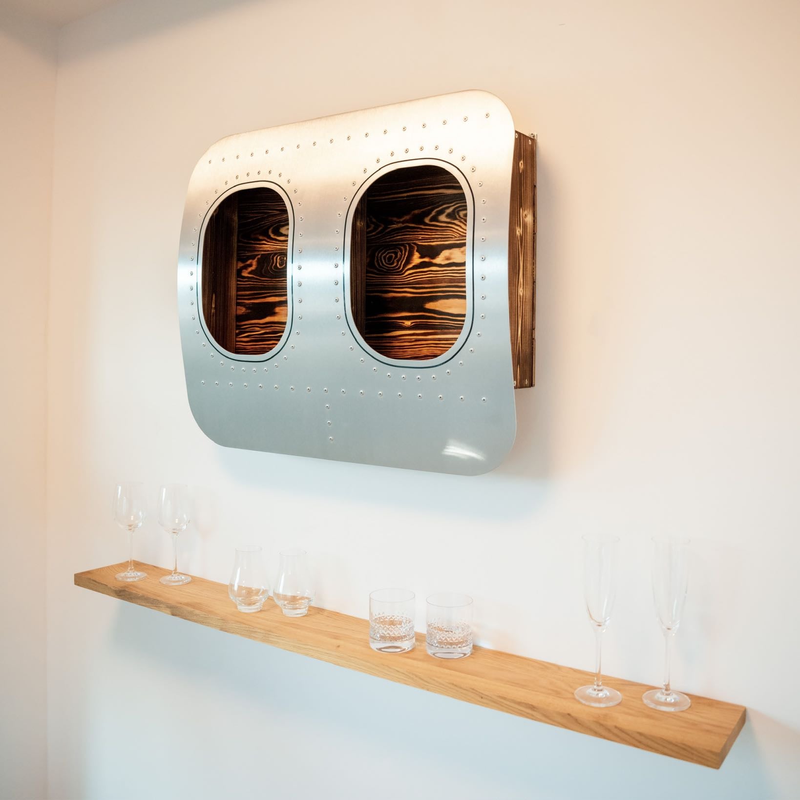 aircraftwindows Wandbar in Flamed & Oiled von vorne rechts fotografiert mit gläsern