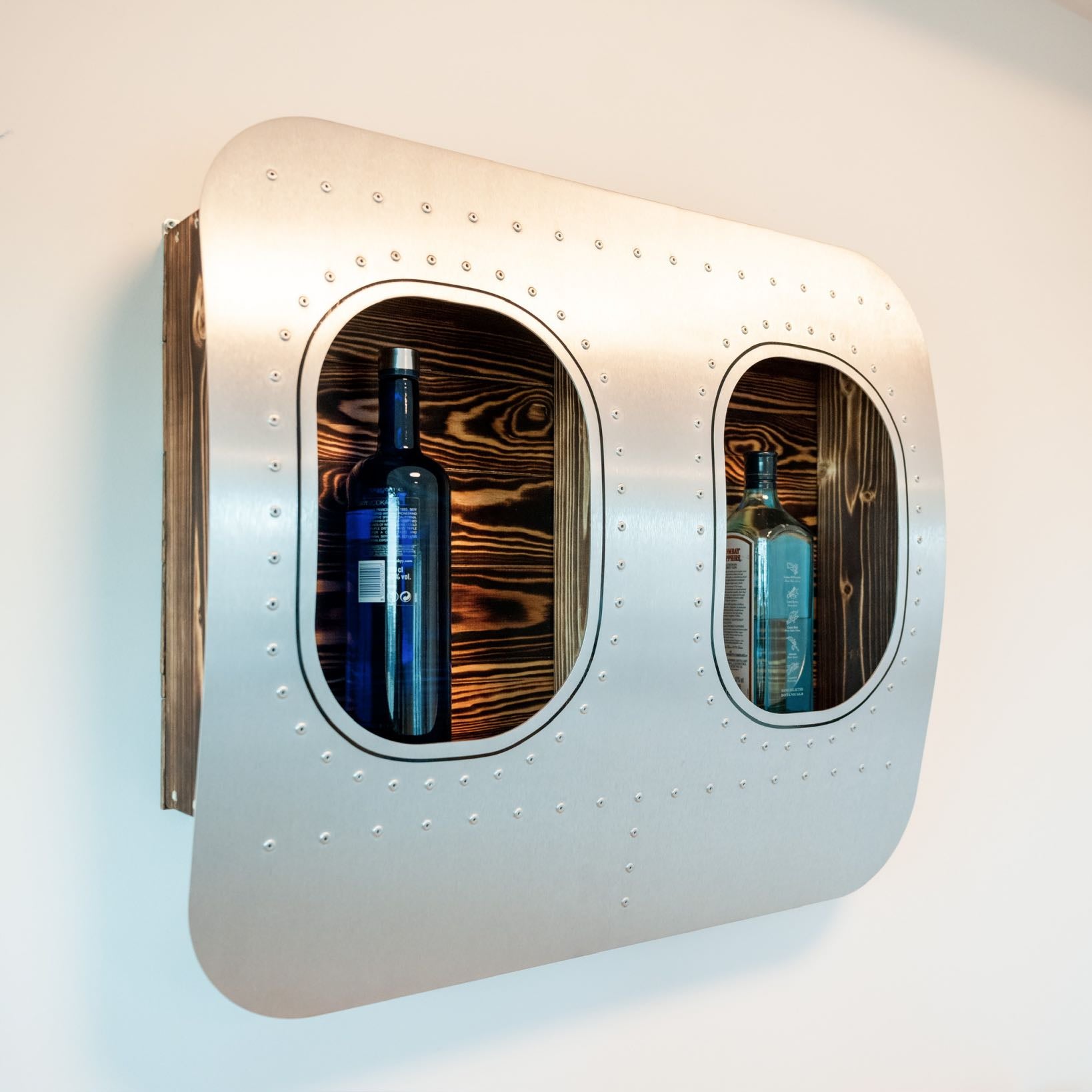 aircraftwindows Wandbar in Flamed & Oiled von vorne links fotografiert mit drinks