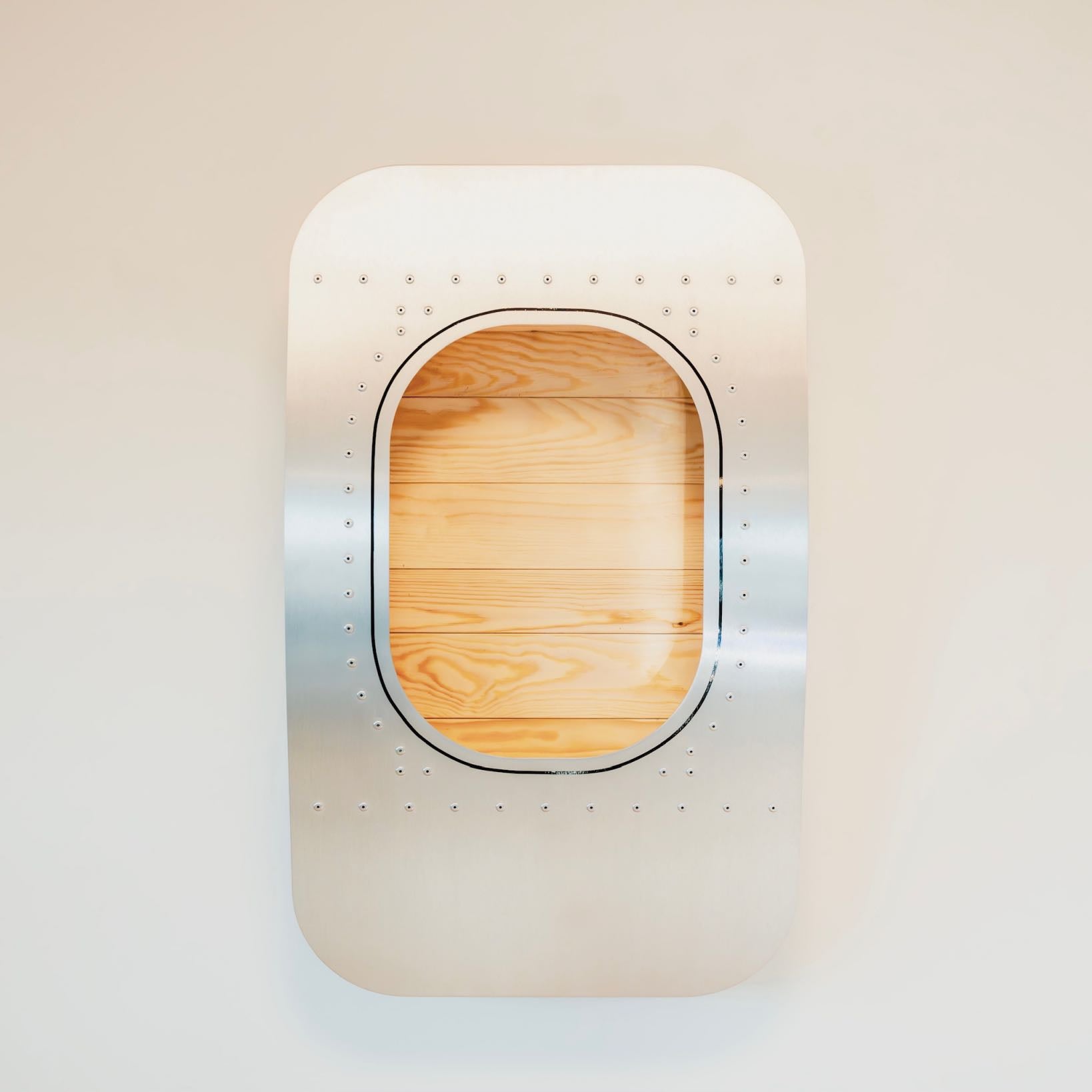 aircraftwindows Wandbar Single in tannenholz frontal fotografiert