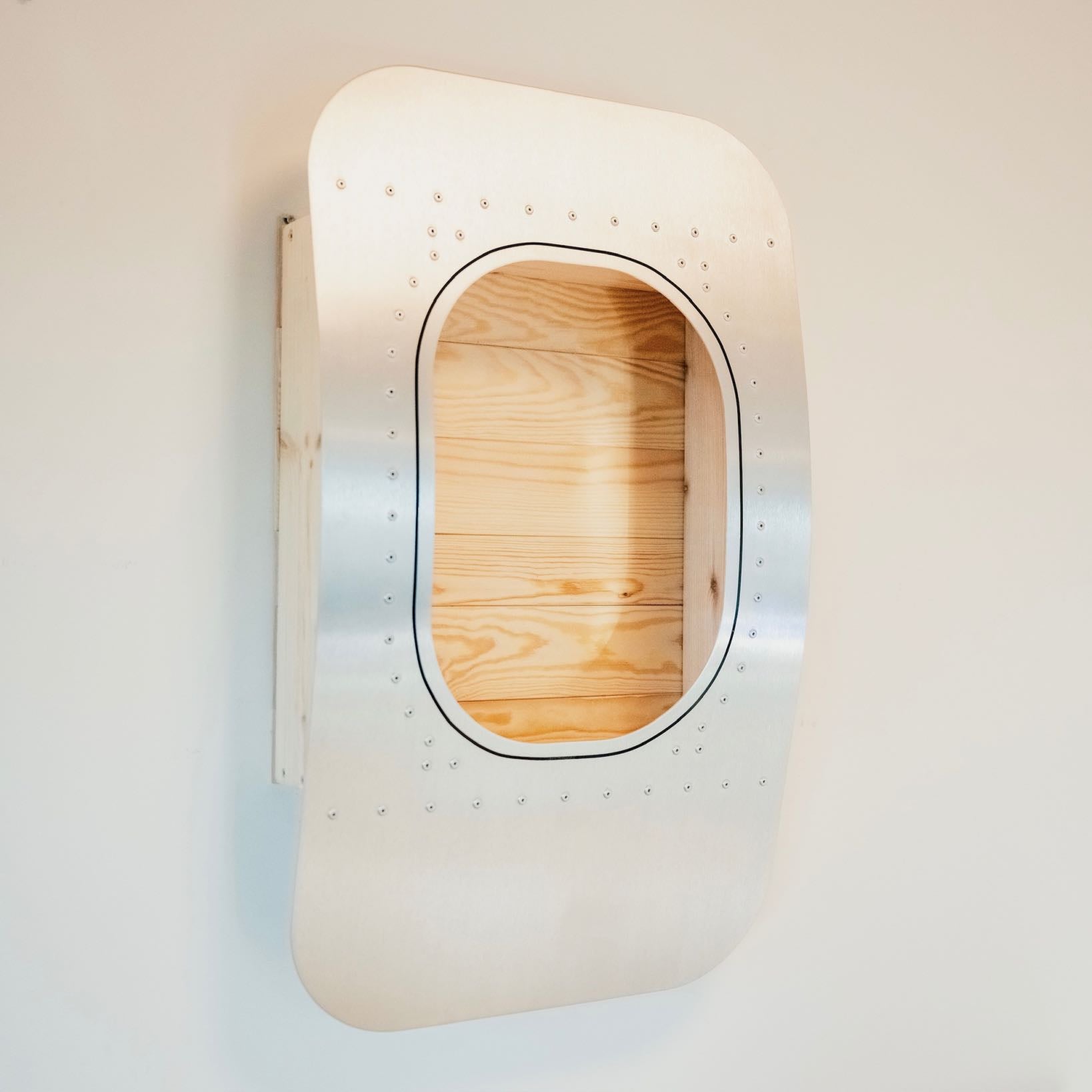 aircraftwindows Wandbar Single von vorne rechts fotografiert