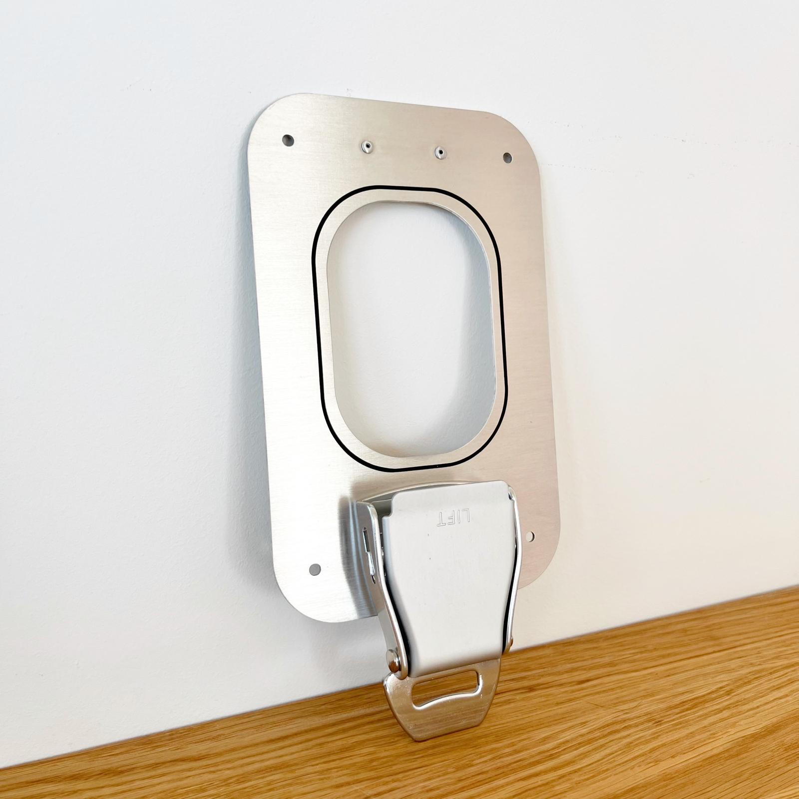 Gift for pilots, flight attendants & frequent flyers – 1 key holder made of aluminum with belt buckle