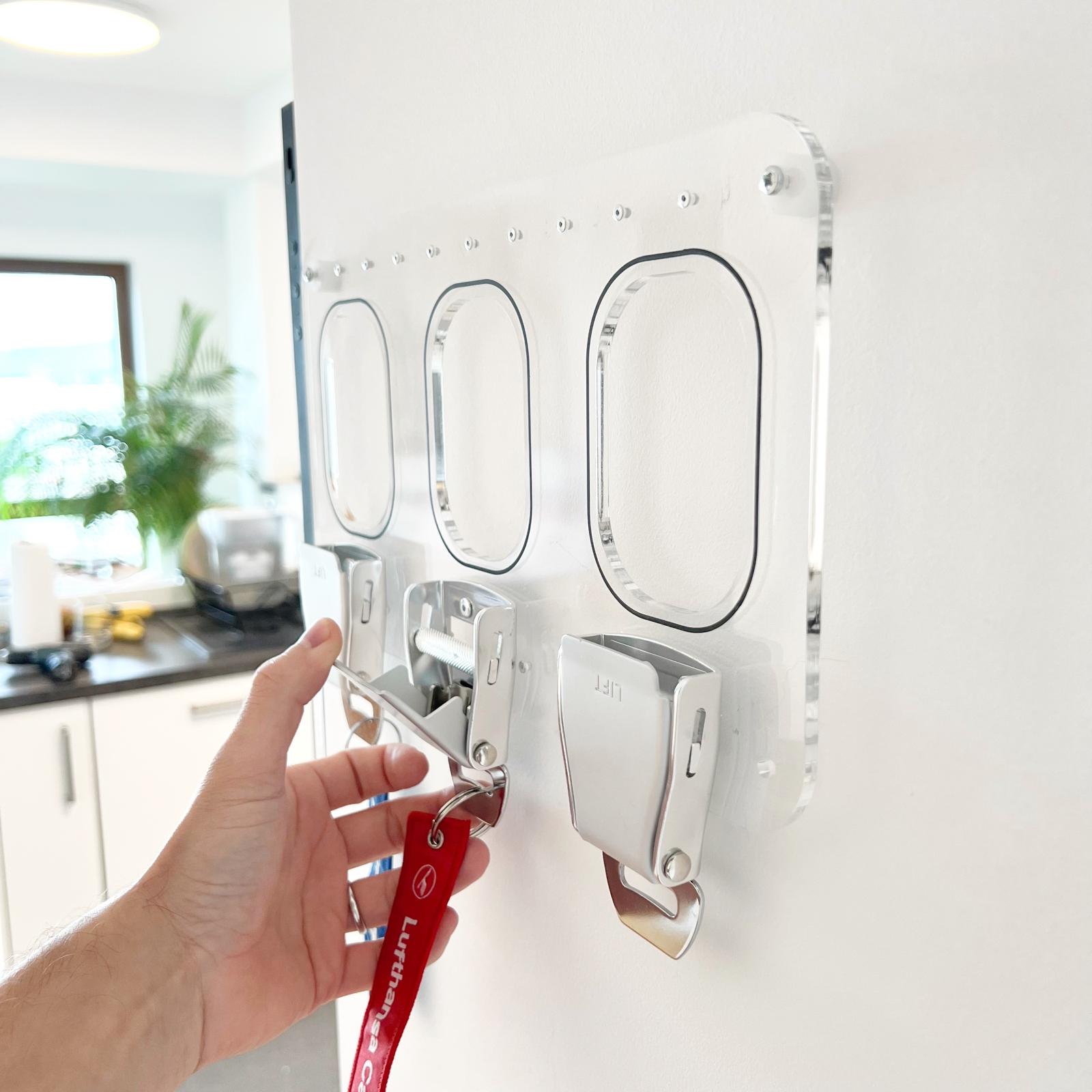 Pilotengeschenk, Geschenk für Flugbegleiter & Vielflieger – 3er Schlüsselbrett aus Plexiglas mit Flugzeug-Gurtschnallen Schlüsselhalter
