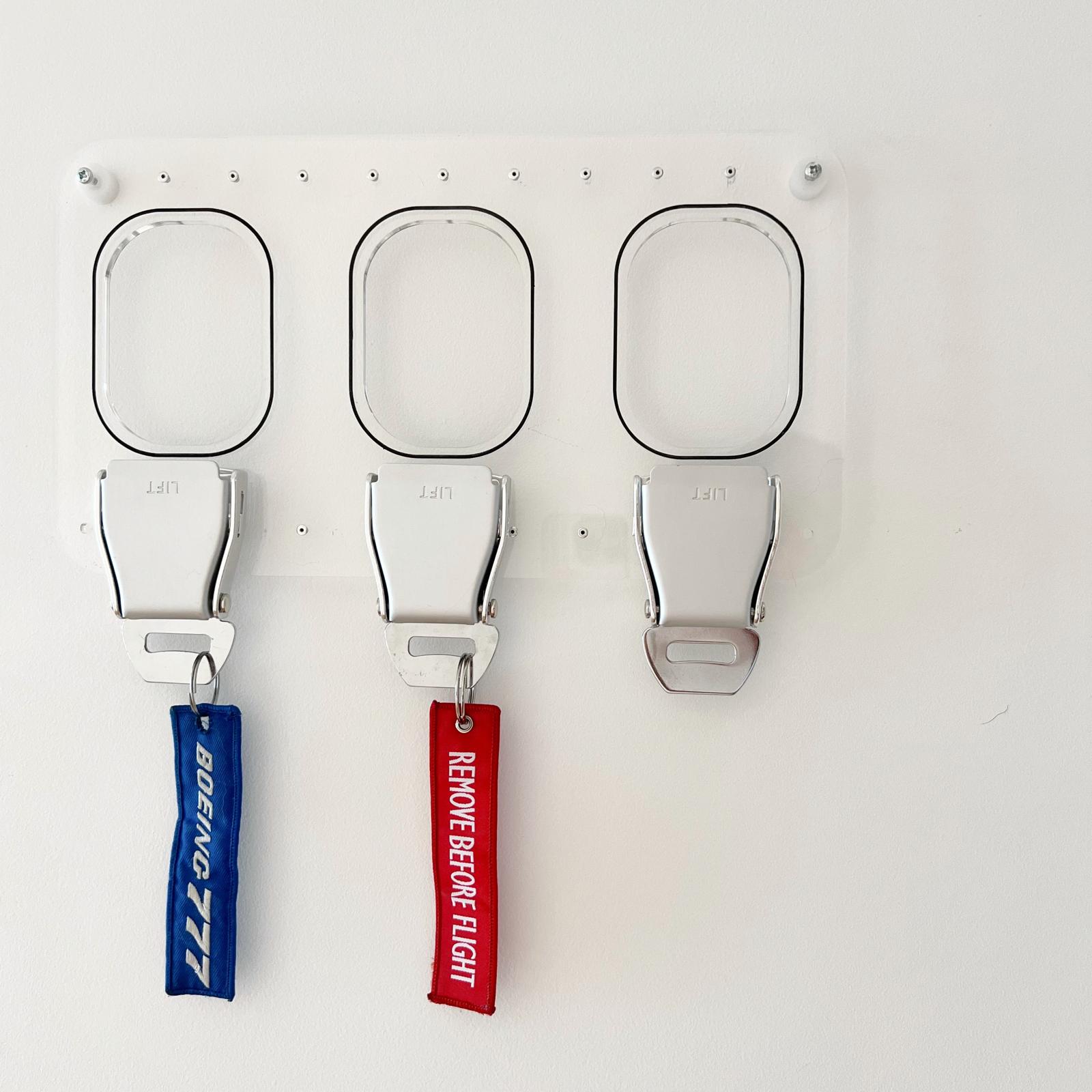 Pilotengeschenk, Geschenk für Flugbegleiter & Vielflieger – 3er Schlüsselbrett aus Plexiglas mit Flugzeug-Gurtschnallen Schlüsselhalter
