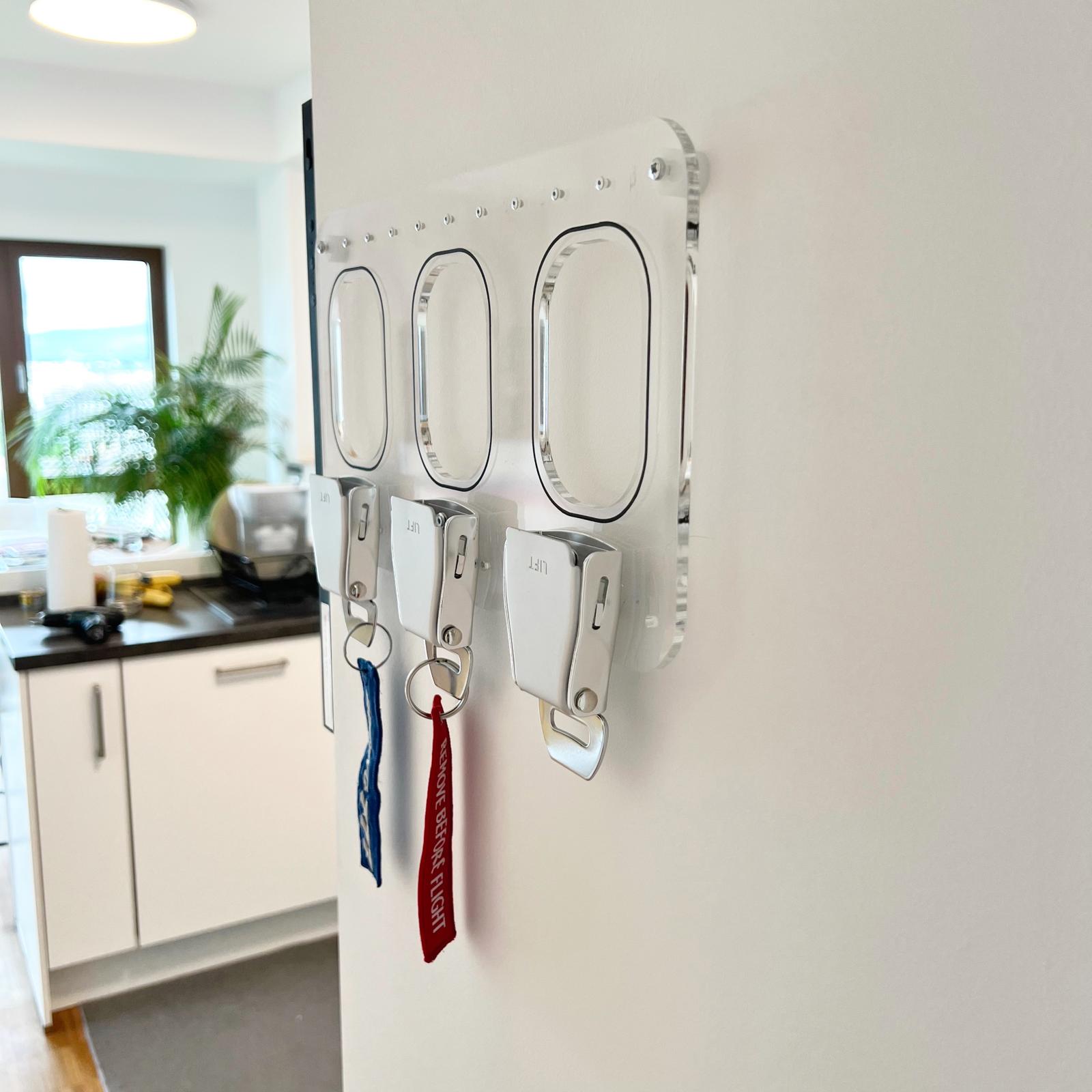 Pilotengeschenk, Geschenk für Flugbegleiter & Vielflieger – 3er Schlüsselbrett aus Plexiglas mit Flugzeug-Gurtschnallen Schlüsselhalter