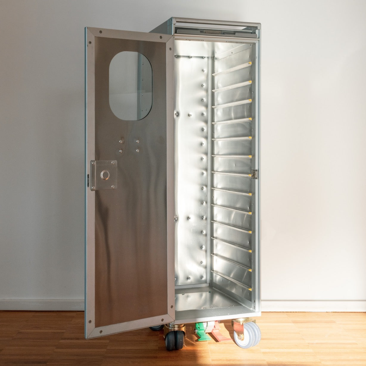 Aluminium Trolley mit Flugzeugfenster  von vorne fotografiert ohne Inhalt