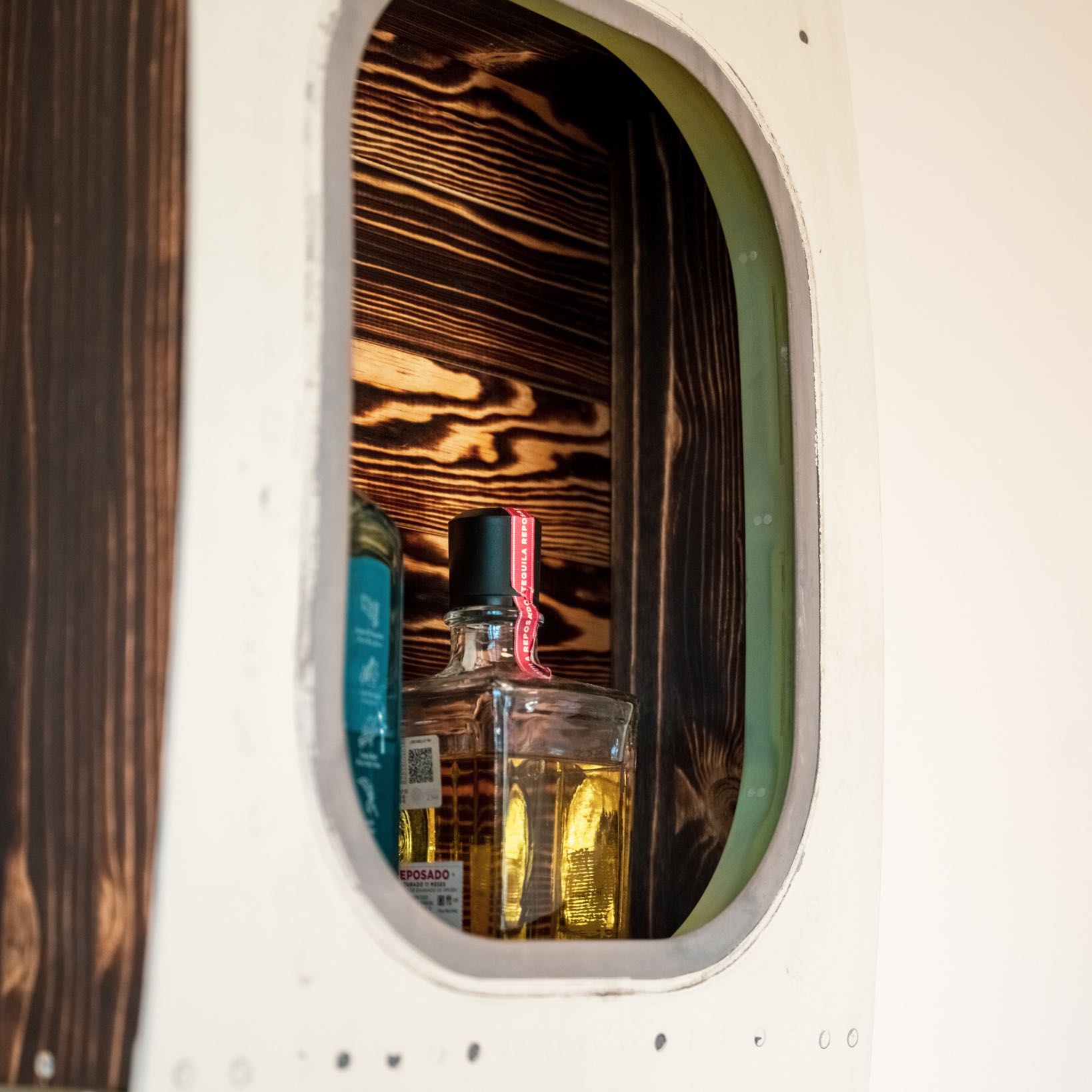 British Airways Boeing 747 Wandbar in Weiß mit Flamed & Oiled Holz von vorne links fotografiert detailshot