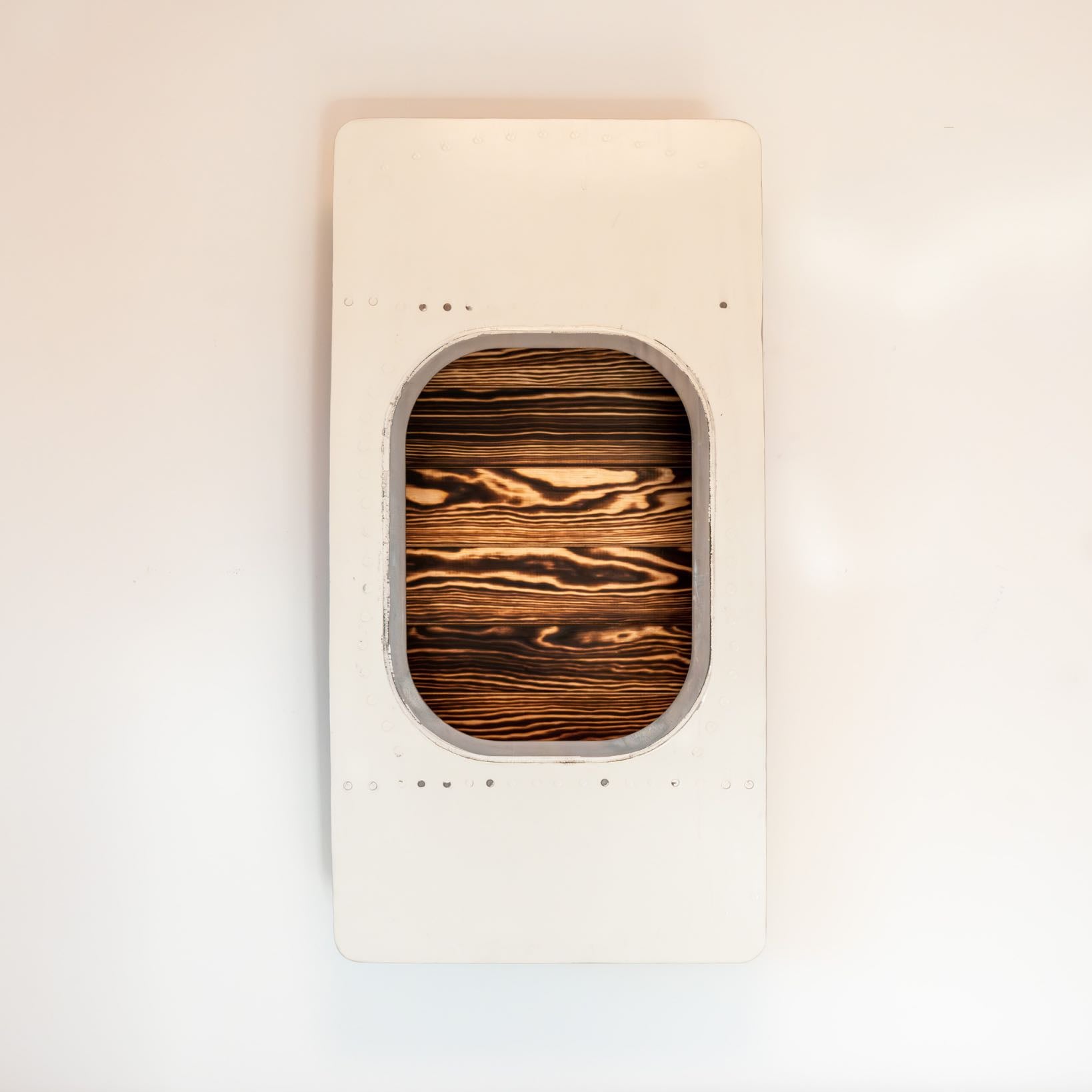 British Airways Boeing 747 Wandbar in Weiß mit Flamed & Oiled Holz von vorne fotografiert ohne Getränke
