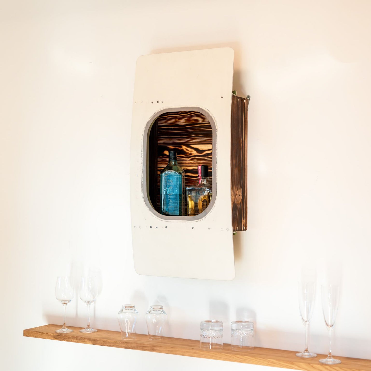 British Airways Boeing 747 Wandbar in Weiß mit Flamed & Oiled Holz von vorne rechts fotografiert