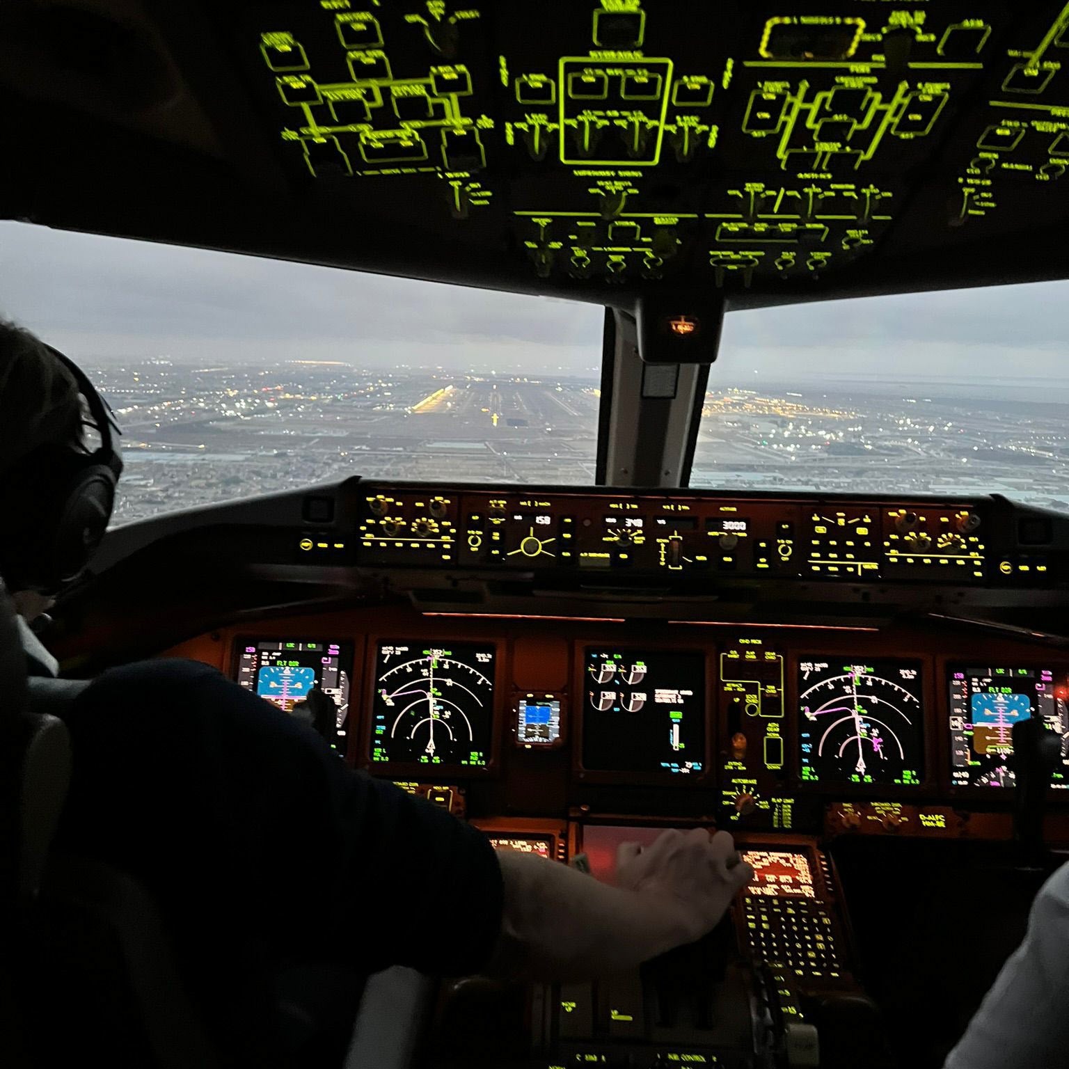 Cockpit-Instrumente im Flugzeug mit Erklärung zu Bedeutung und Funktion von Höhenmesser, Fahrtmesser, künstlichem Horizont und Variometer.