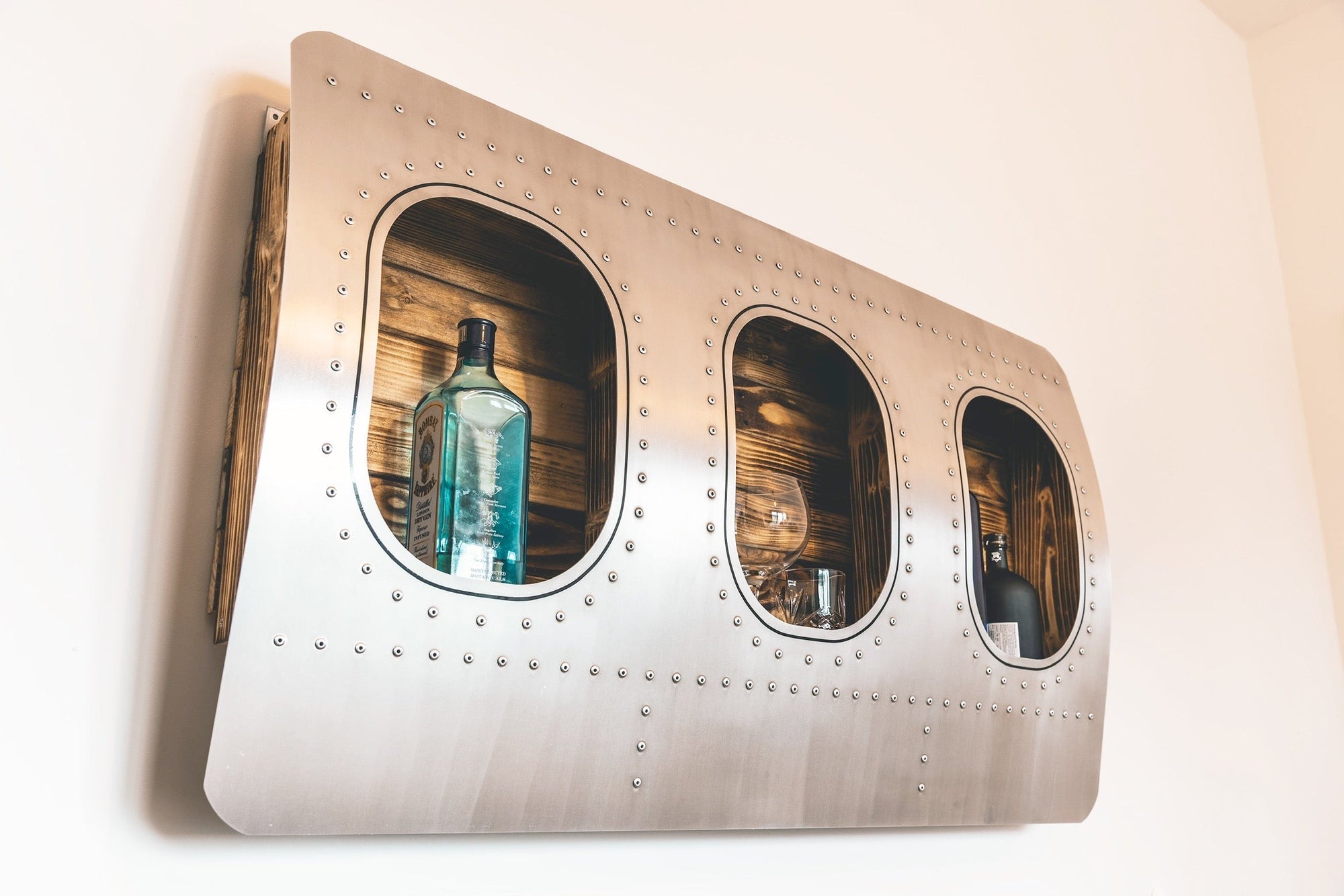 Dreier Flugzeug Wandbar in geflämmt