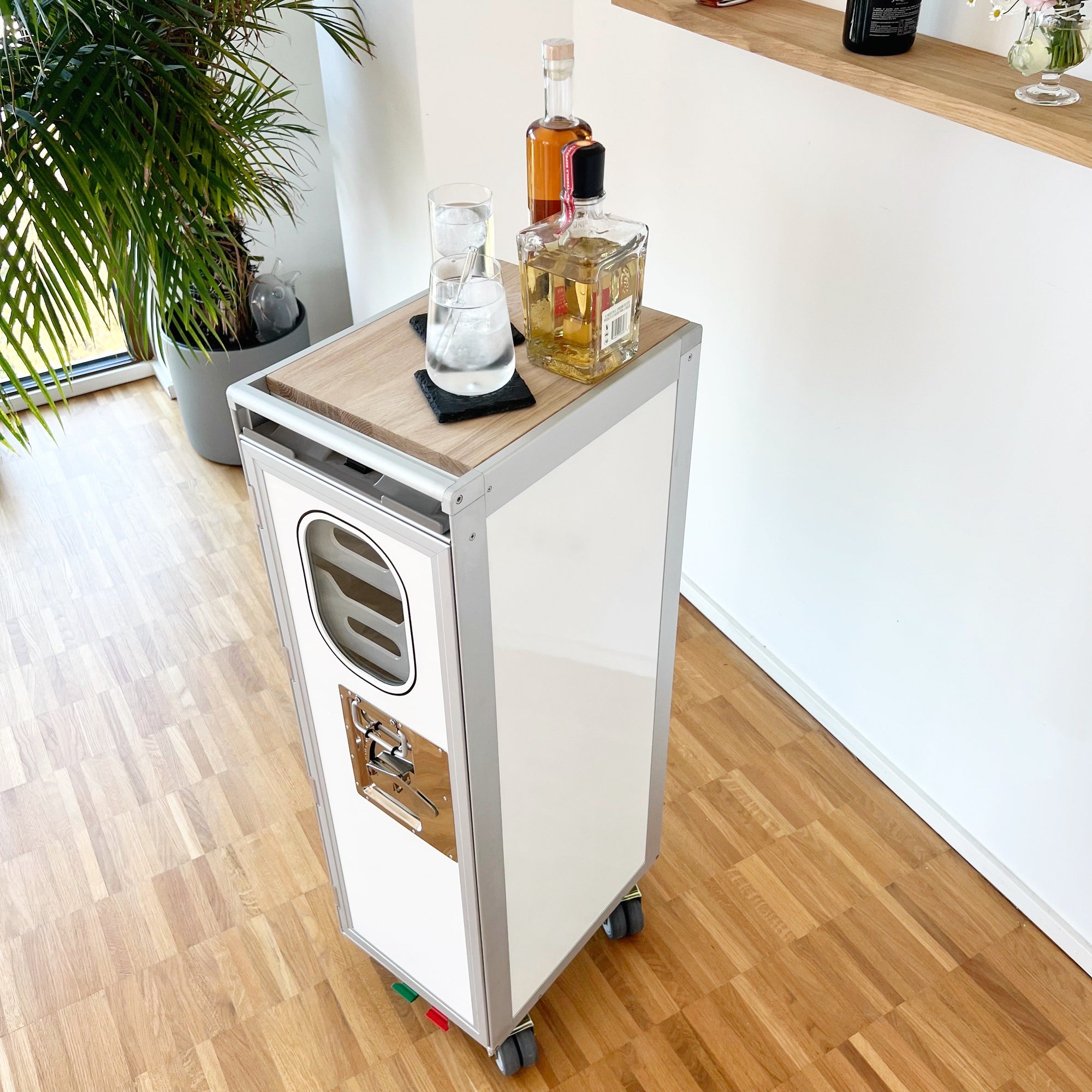 Flugzeugtrolley kreativ nutzen – 5 Ideen