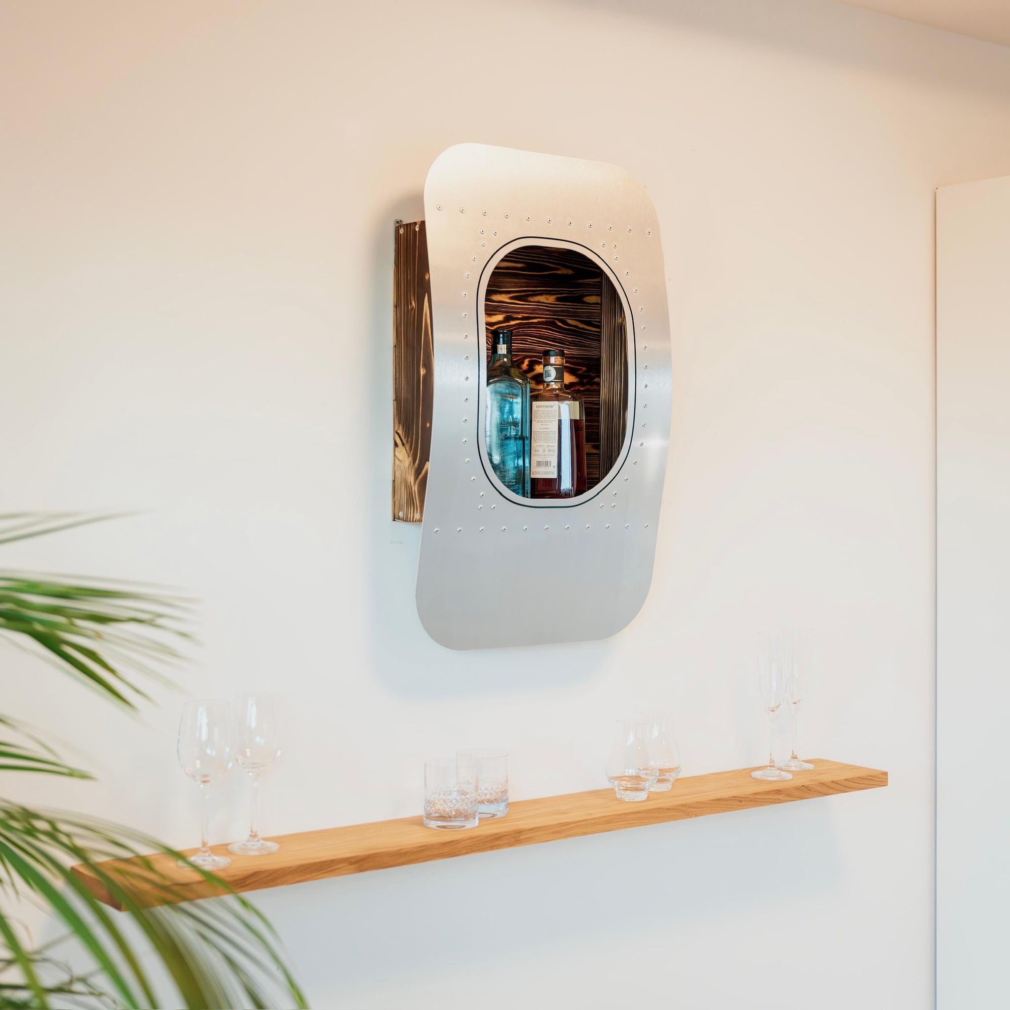 1er Wandbar im Flugzeugfenster-Design aus Aluminium & Flamed and Oiled im Aviation Style