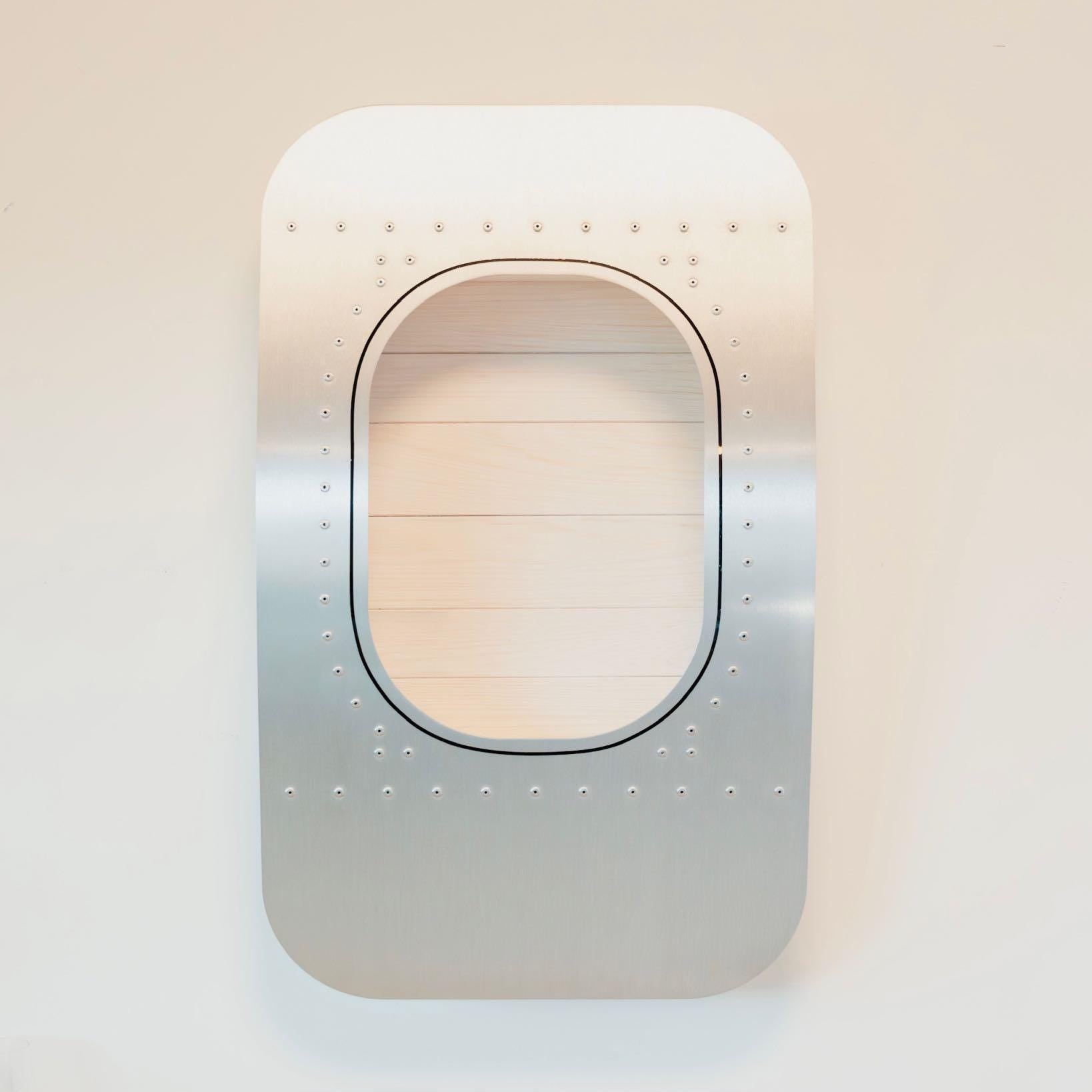 Wandbar im Flugzeugfenster-Design aus Aluminium &amp; weißen Holz 