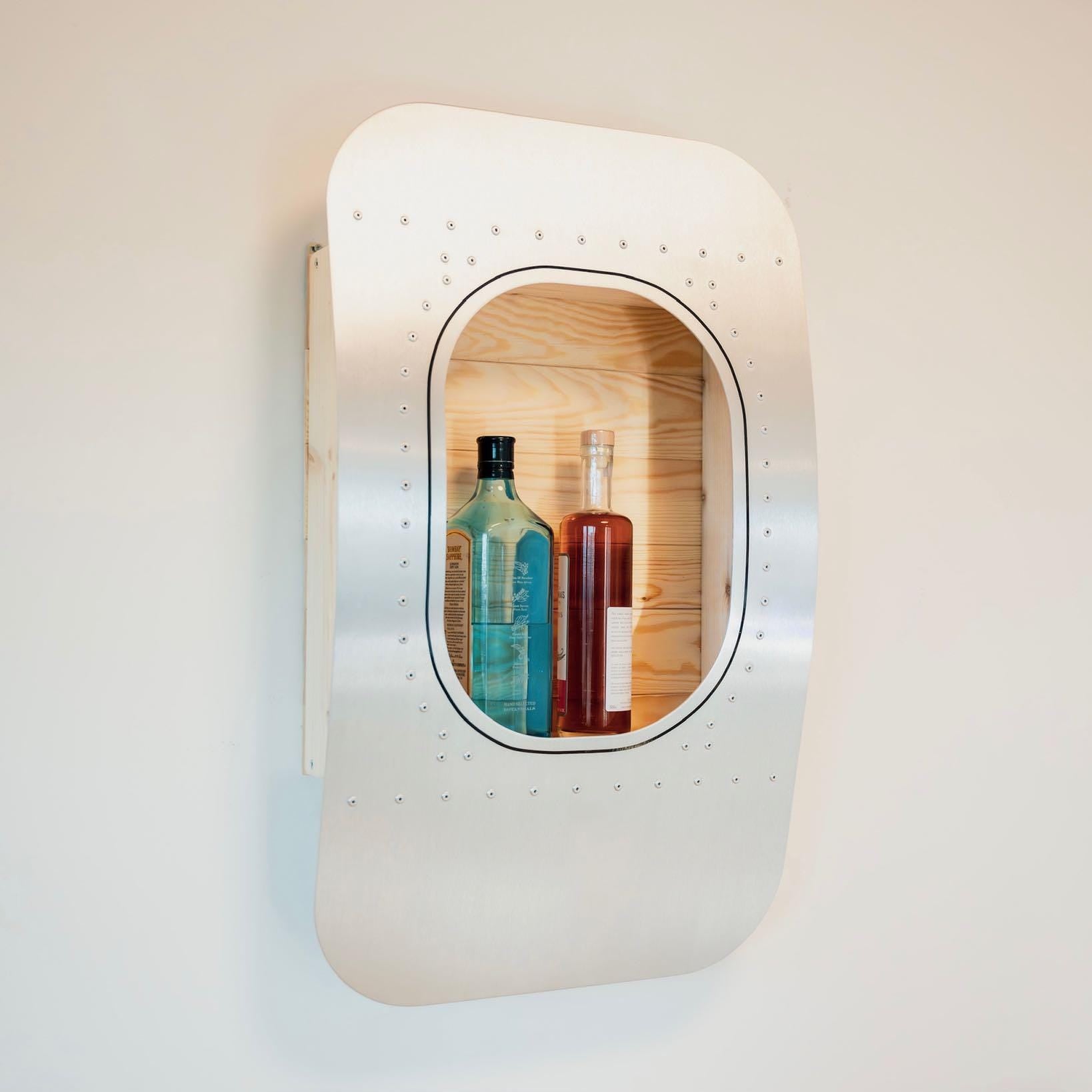 1er Wandbar im Flugzeugfenster-Design aus Aluminium & Tannenolz für Piloten und Flugbegleiter und Wanddekoration 