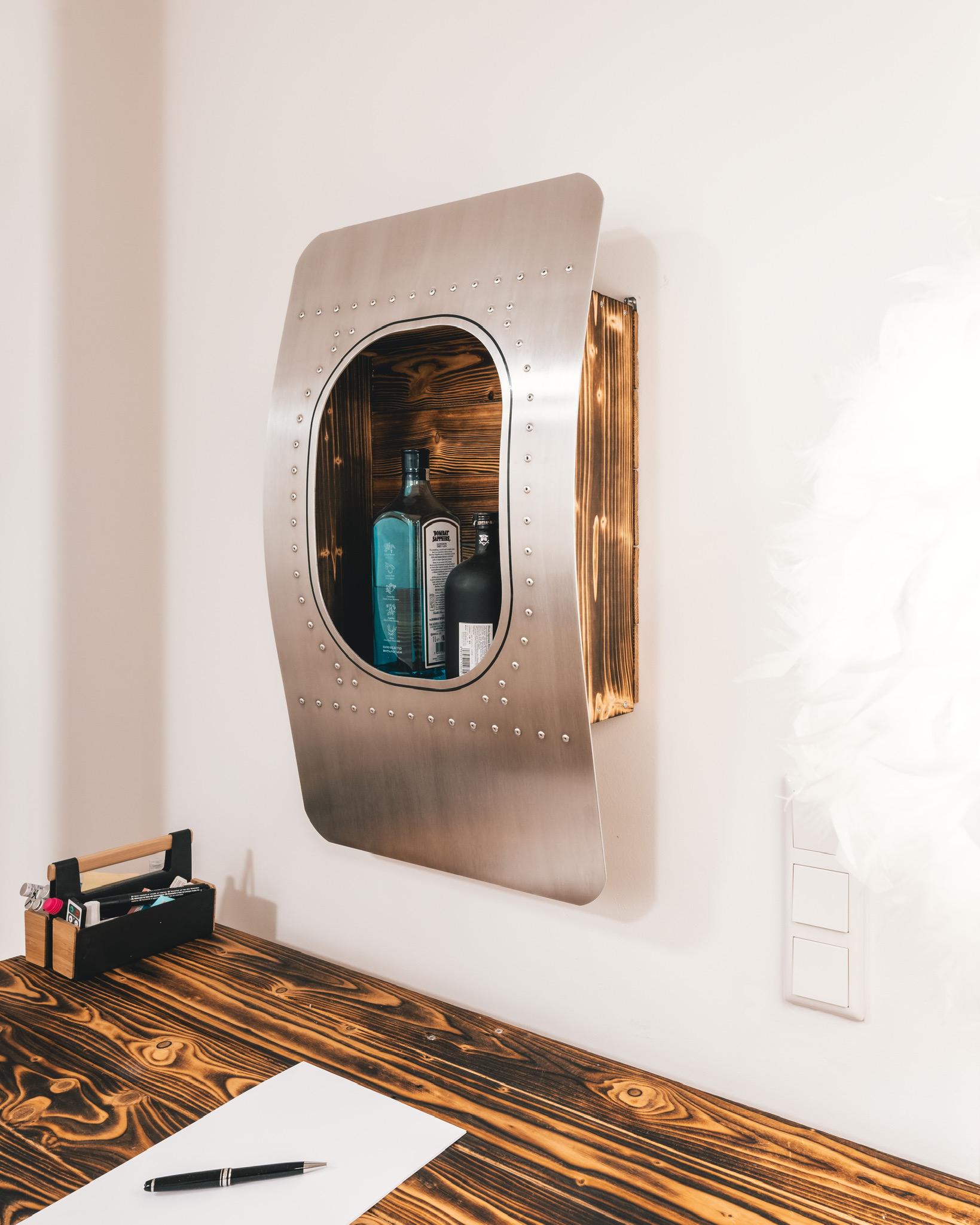 1er Wandbar im Flugzeugfenster-Design aus Aluminium und Flamed & Oiled Aviation Design zu Hause
