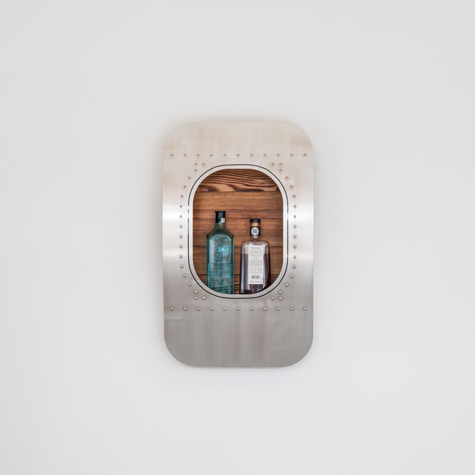 1er Wandbar im Flugzeugfenster-Design aus Aluminium und Flamed & Oiled Holz für Piloten und Flugzeugfans