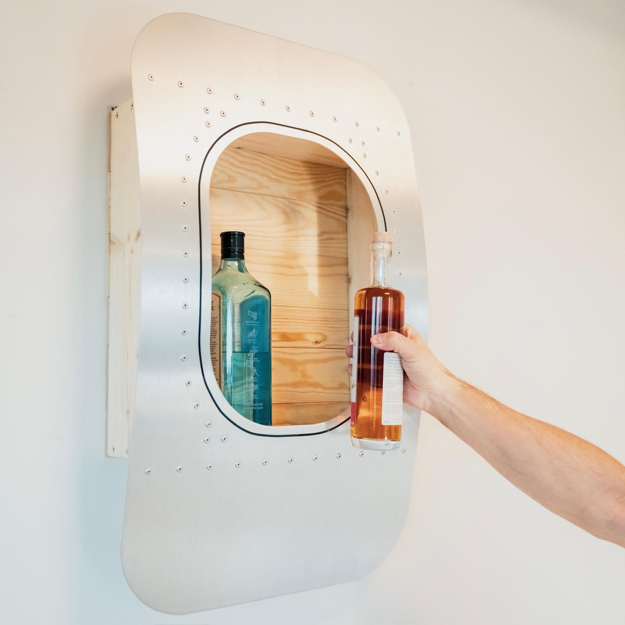 1er Wandbar im Flugzeugfenster-Design aus Aluminium und Tannenholz für Getränke