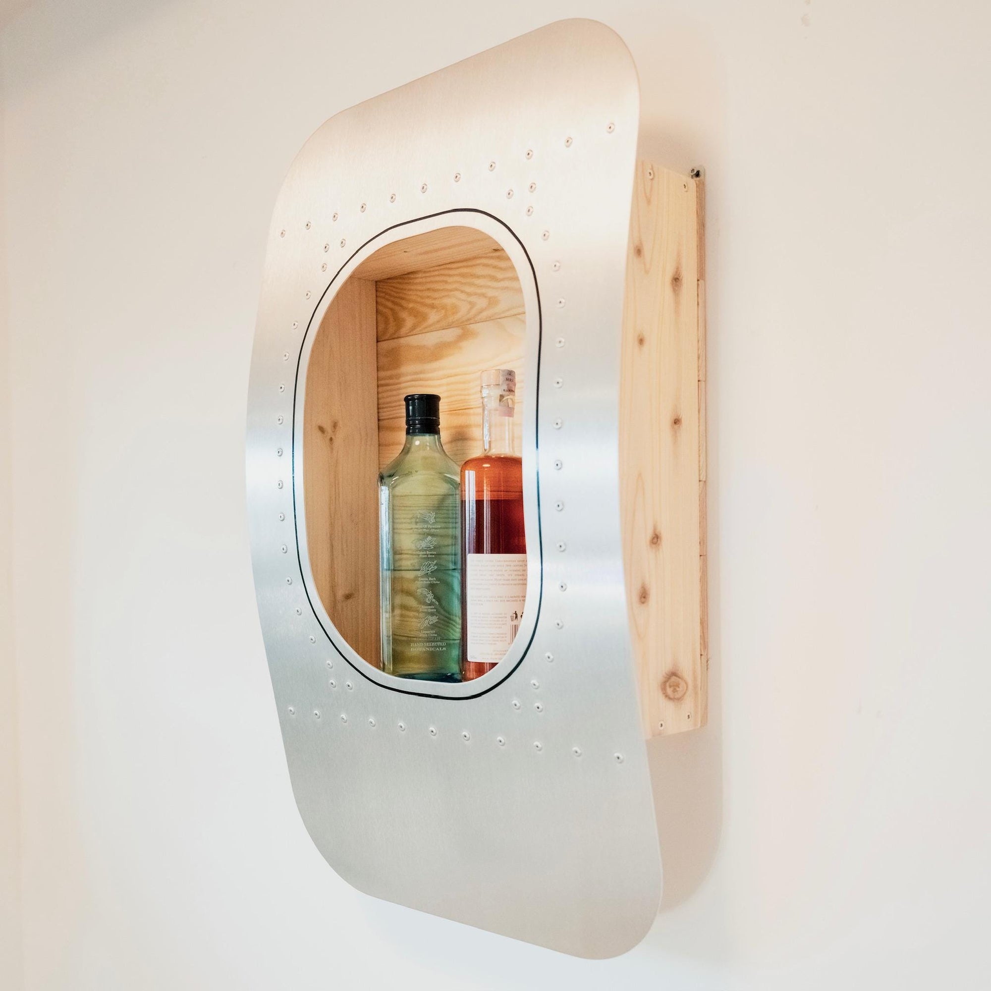 1er Wandbar im Flugzeugfenster-Design aus Aluminium und Tannenholz als Getränkeregal im Flugzeugmöbel-Design