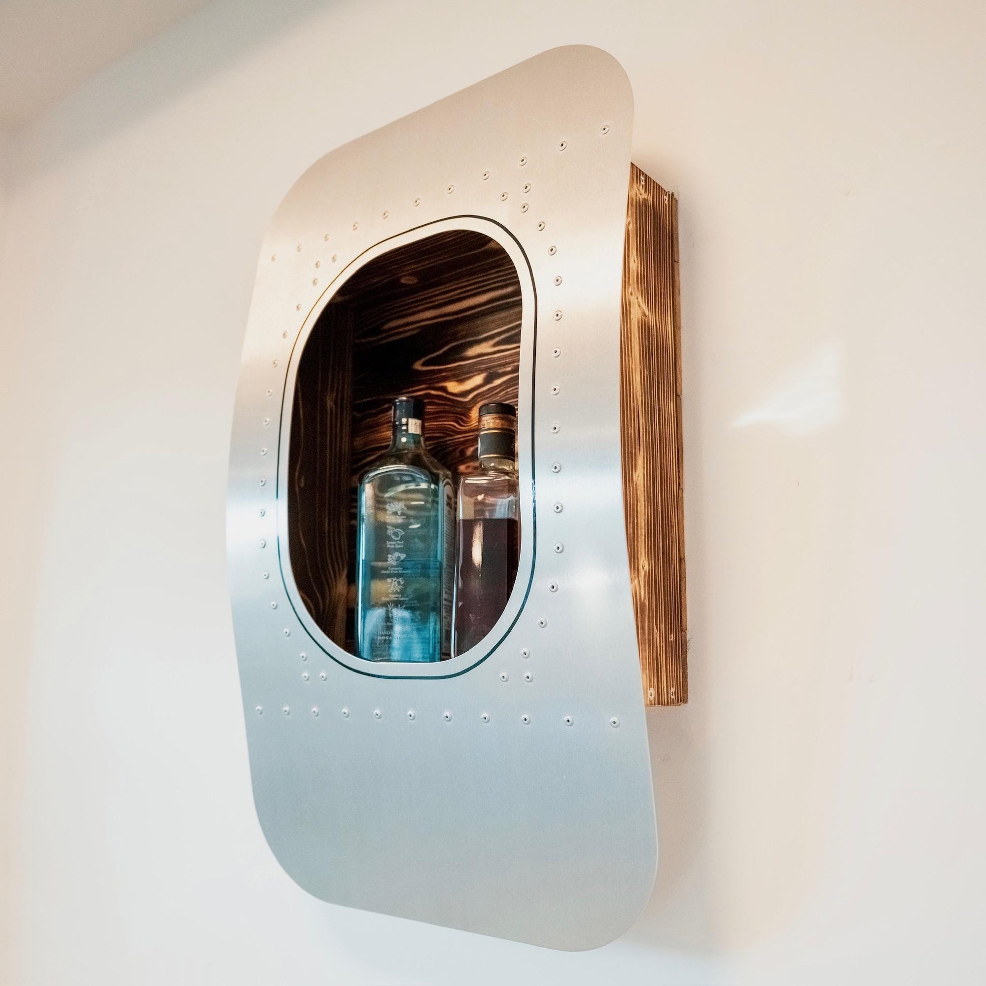 1er Wandbar im Flugzeugfenster-Design für Getränke im Aviation Style zu Hause an der Wand
