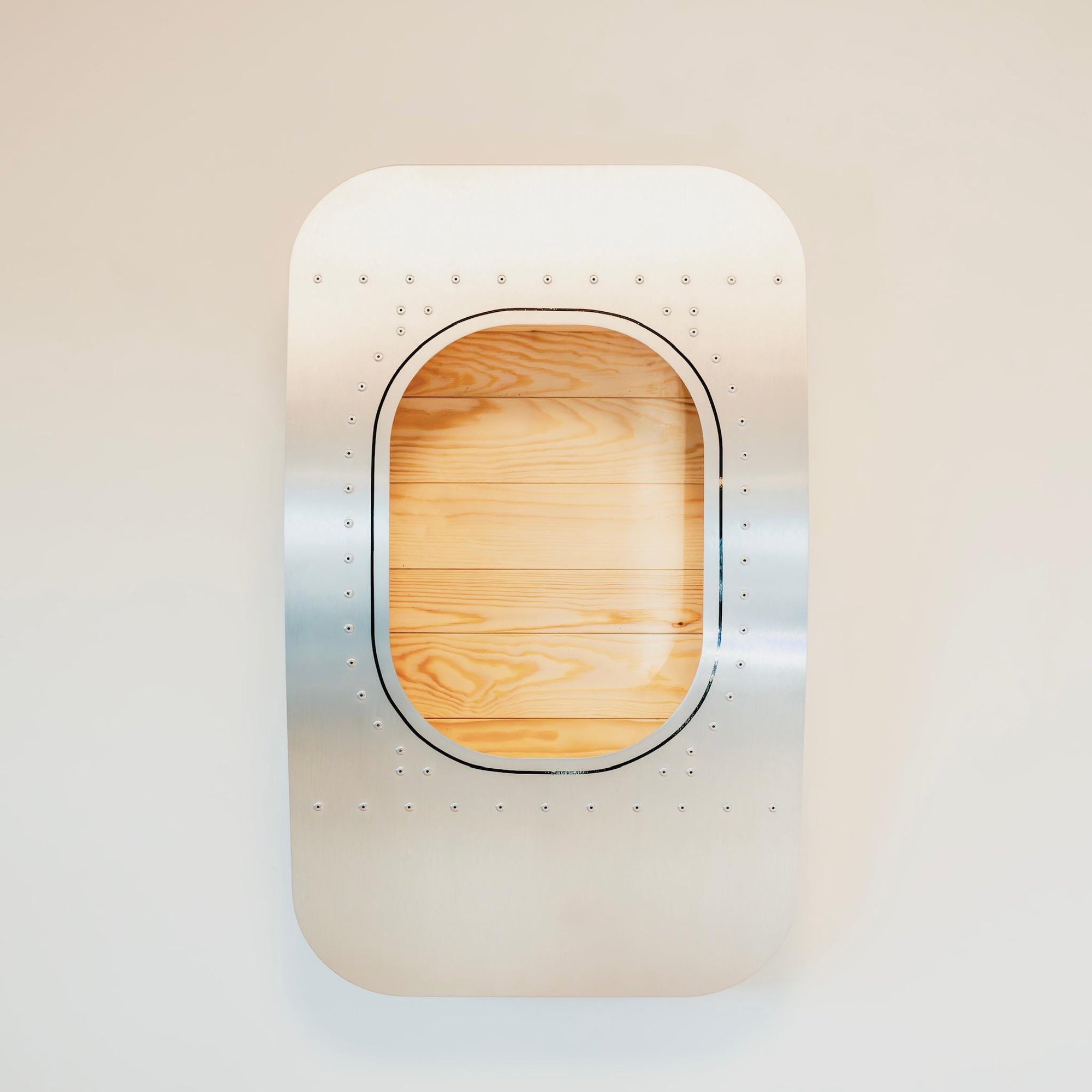 1er Wandbar im Flugzeugfenster-Design mit hellem Tannenholz als Flugeugmöbel