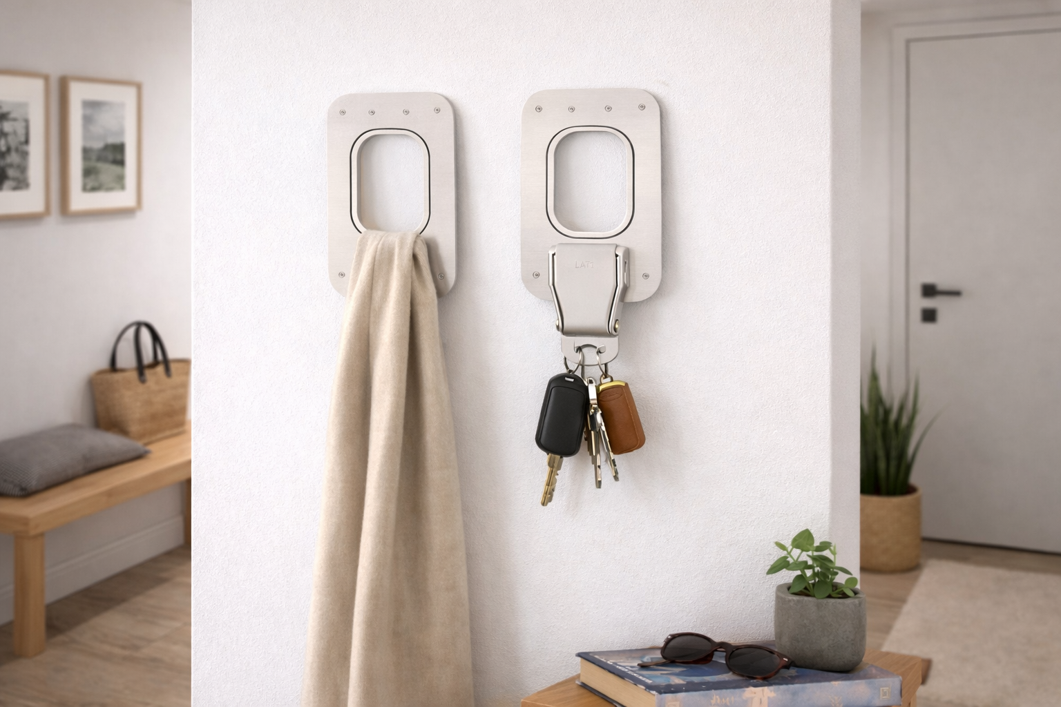 2er Set aus Flugzeug-Schlüsselhalter und Garderobenhaken im Industrial Design, an der Wand im modernen Flur montiert