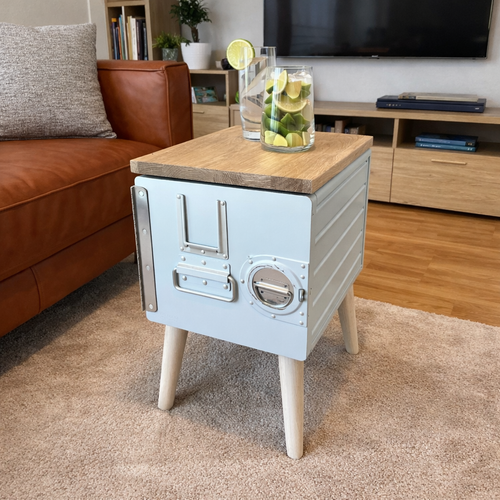 Flugzeug Bord Box Container Woody als Beistelltisch im Wohnraum mit Eichenholzplatte und Metallnieten – funktionales Flugzeugmöbel im Interior-Einsatz