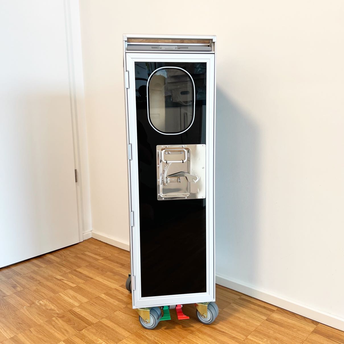 Flugzeug Trolley_Schwarz_mit_Flugzeugfenster kaufen