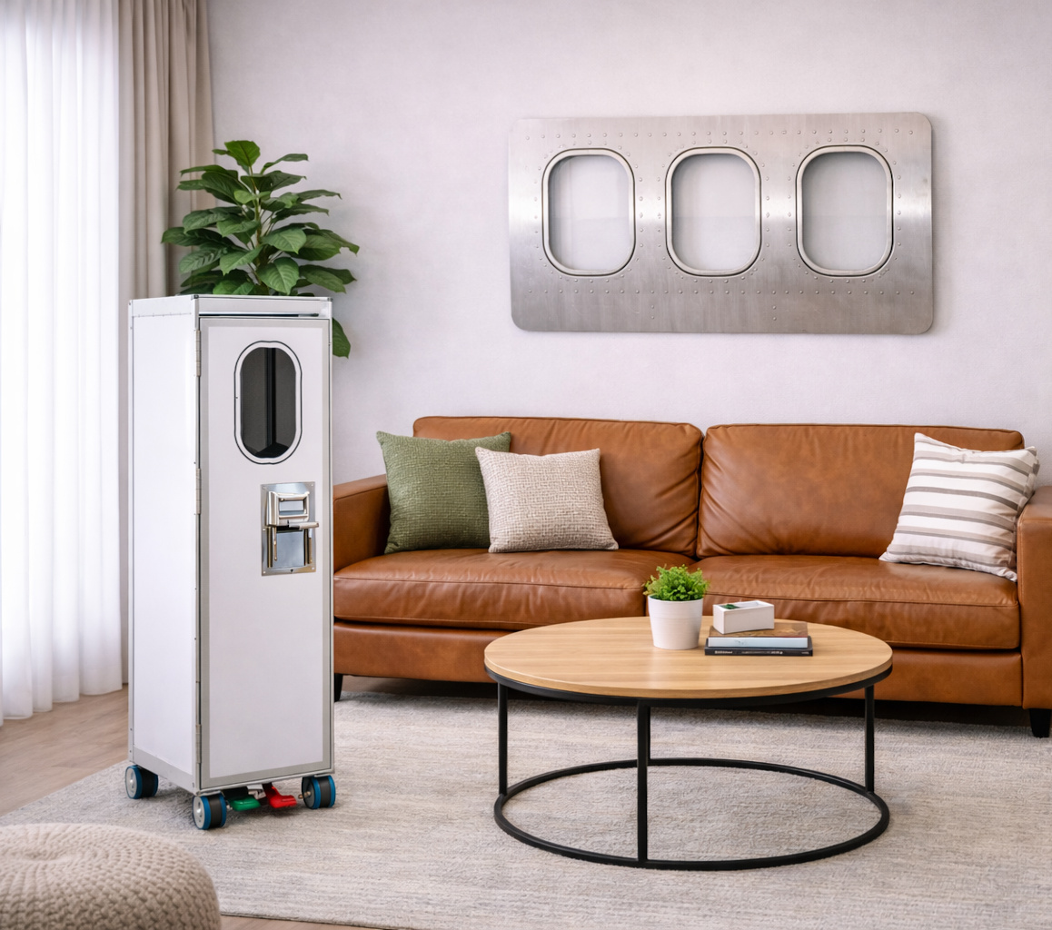 Flugzeugmöbel im Wohnzimmer – vier Flugzeugfenster an der Wand und Flugzeugtrolley im Raum im Aviation Design