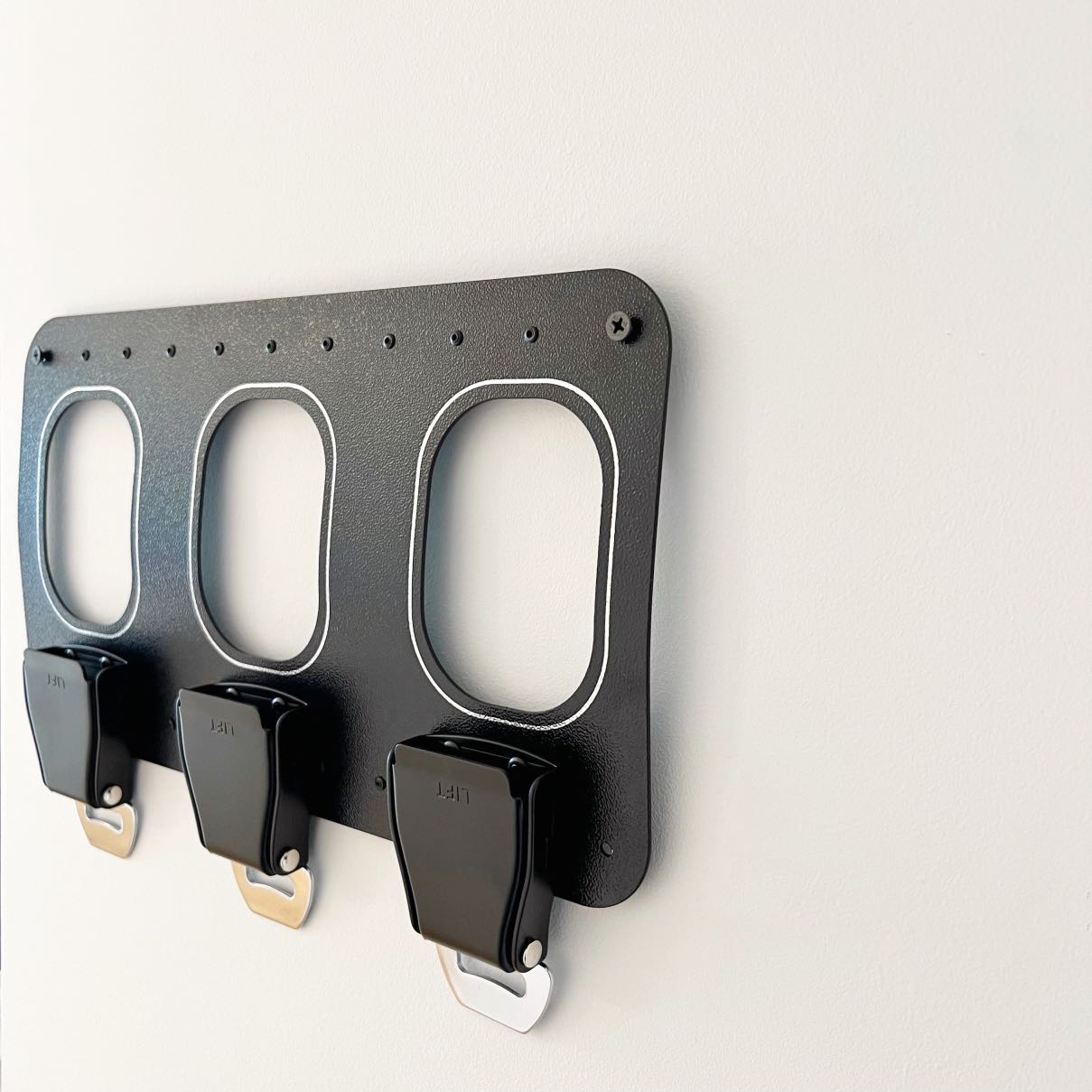 Flugzeugmoebel_Flugzeug_Schluesselhalter_Schwarz_3er_mit_nieten