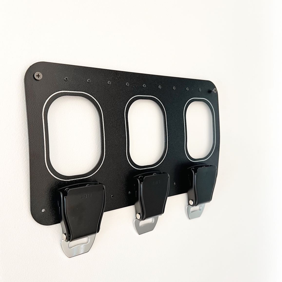 Flugzeugmöbel_Flugzeug Schluesselhalter_Schwarz_aircraftwindows_mit_silbernen_Schnallen