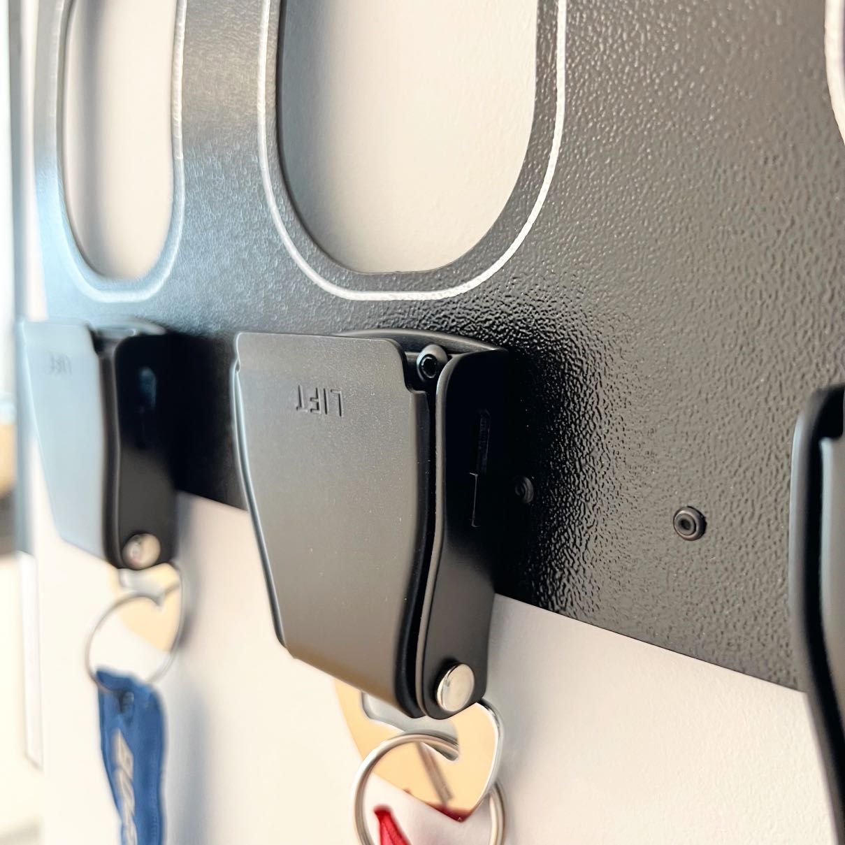 Flugzeugmöel_Flugzeug Schluesselhalter_Schwarz_mit_Anhaengern