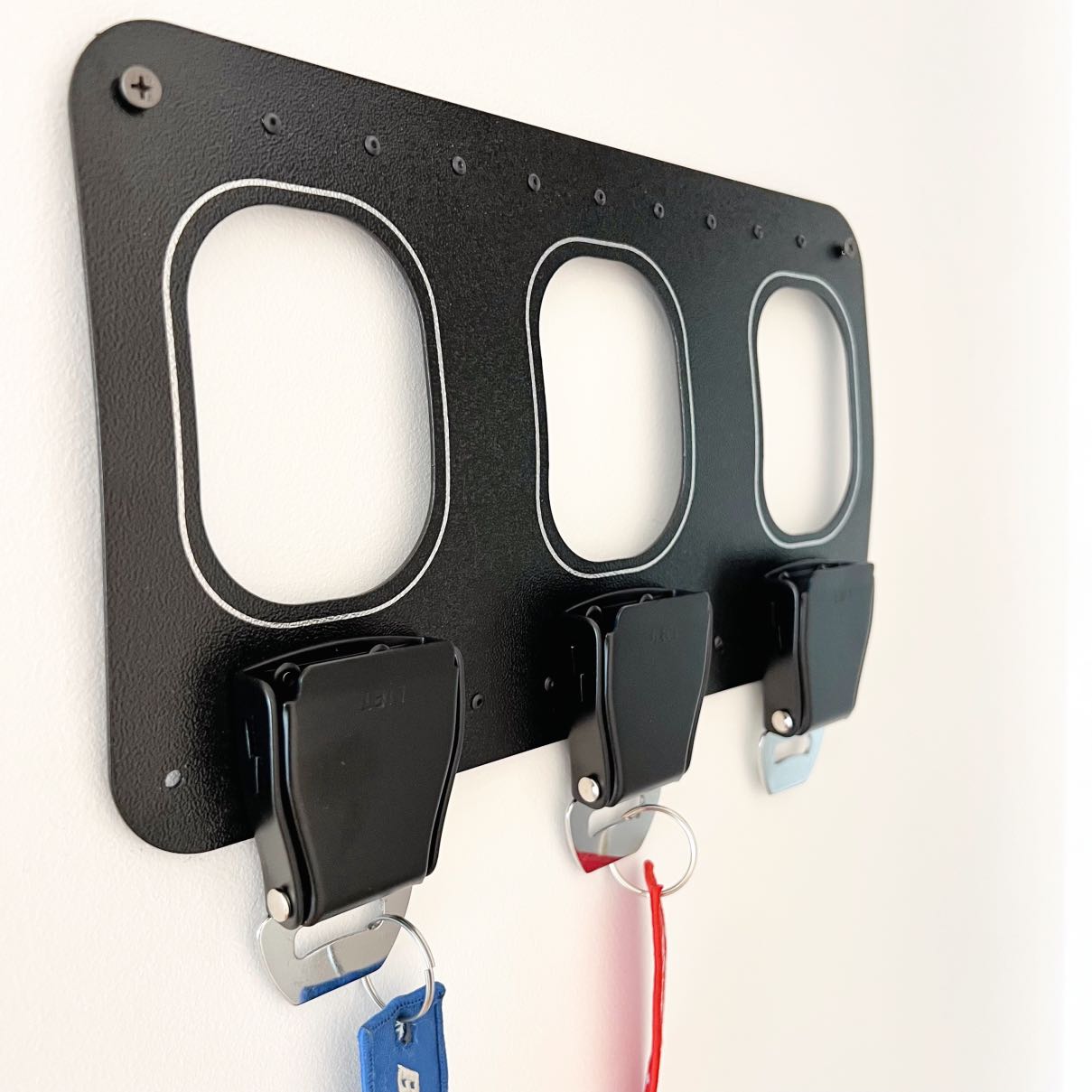 Flugzeugmöbel_Flugzeug_Schluesselhalter_Schwarz_mit_Flugzeugfenstern