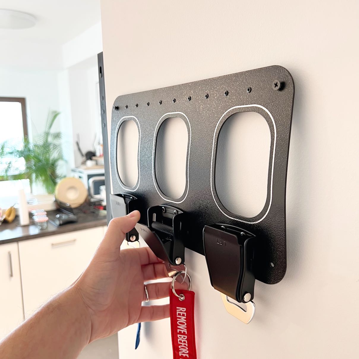 Flugzeugmöbel_Flugzeug Schluesselhalter_Schwarz_mit_Funktionsvorstellung