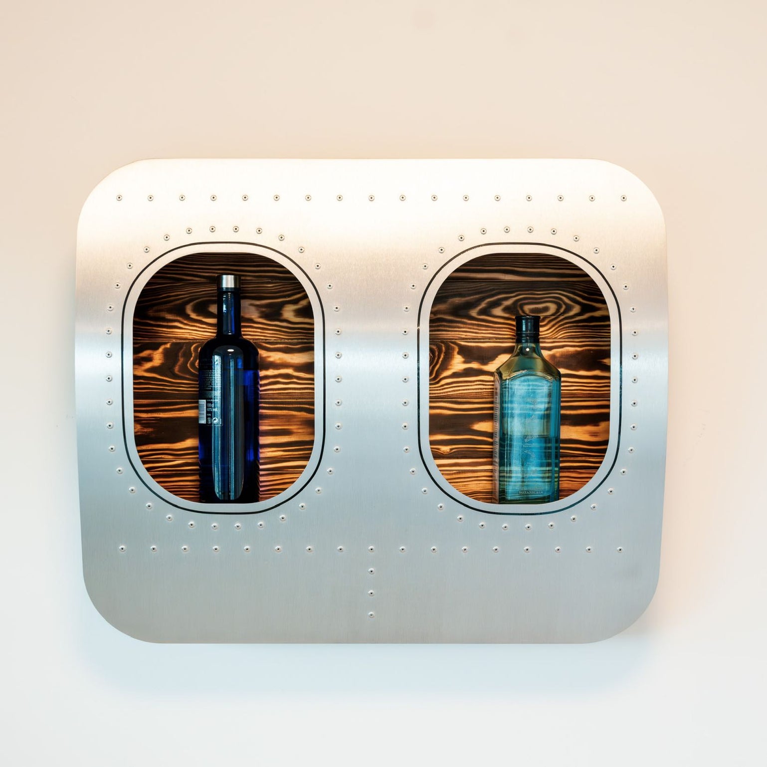 aircraftwindows Wandbar in Flamed & Oiled von vorne fotografiert