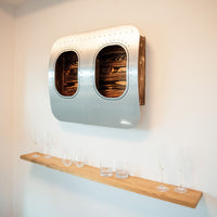 aircraftwindows Wandbar in Flamed & Oiled von vorne rechts fotografiert mit gläsern