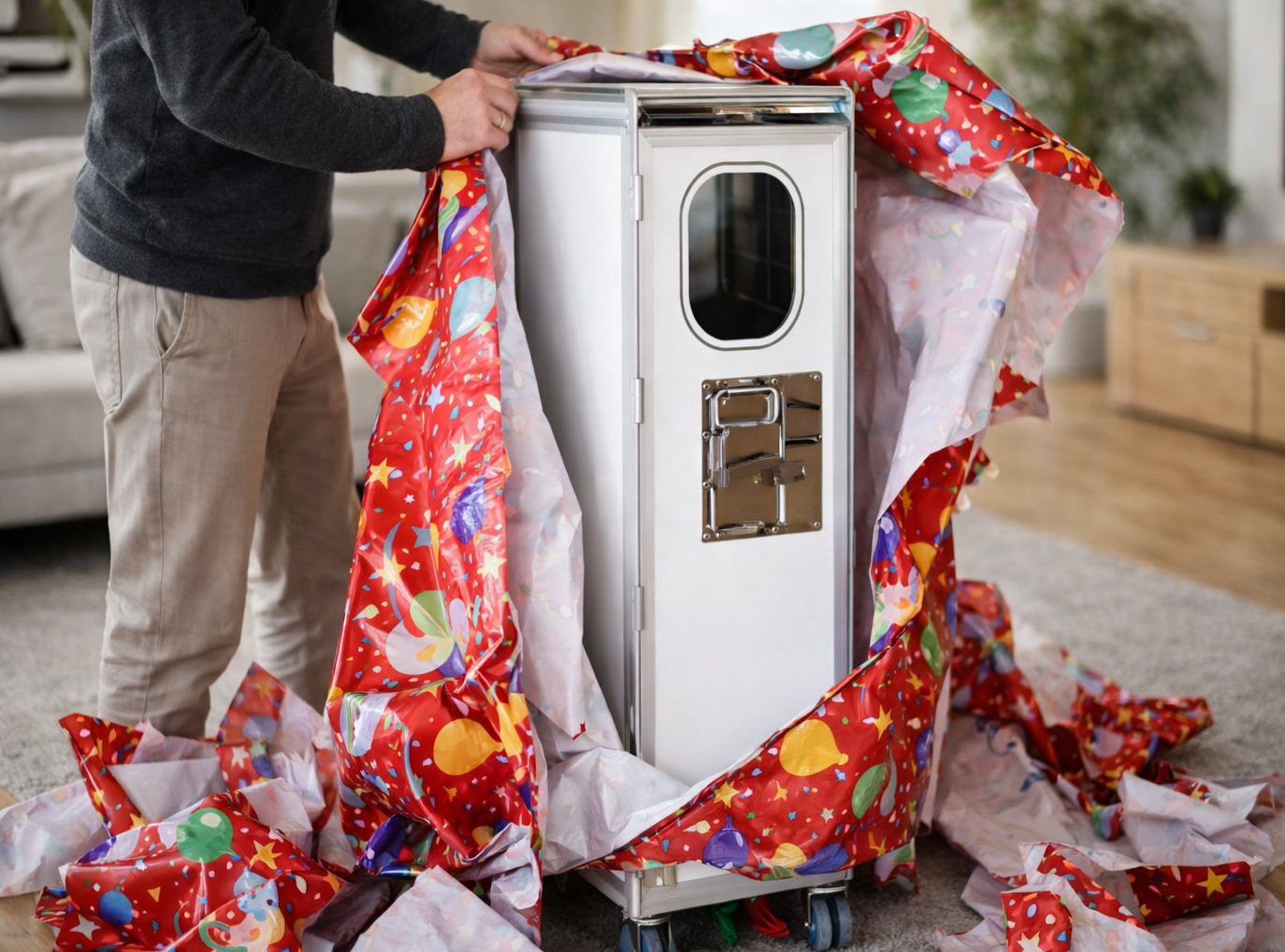 Flugzeugtrolley als Geschenk für Piloten, Flugbegleiter und Vielflieger wird ausgepackt