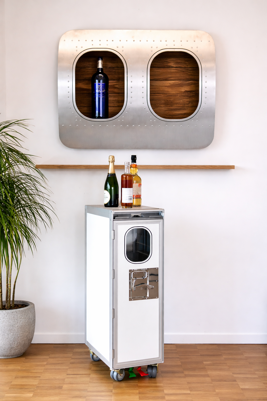 Flugzeugtrolley und Wandbar als Flugzeugmöbel im Aviation Design in einem Wohnraum für die Nutzung zuhause platziert