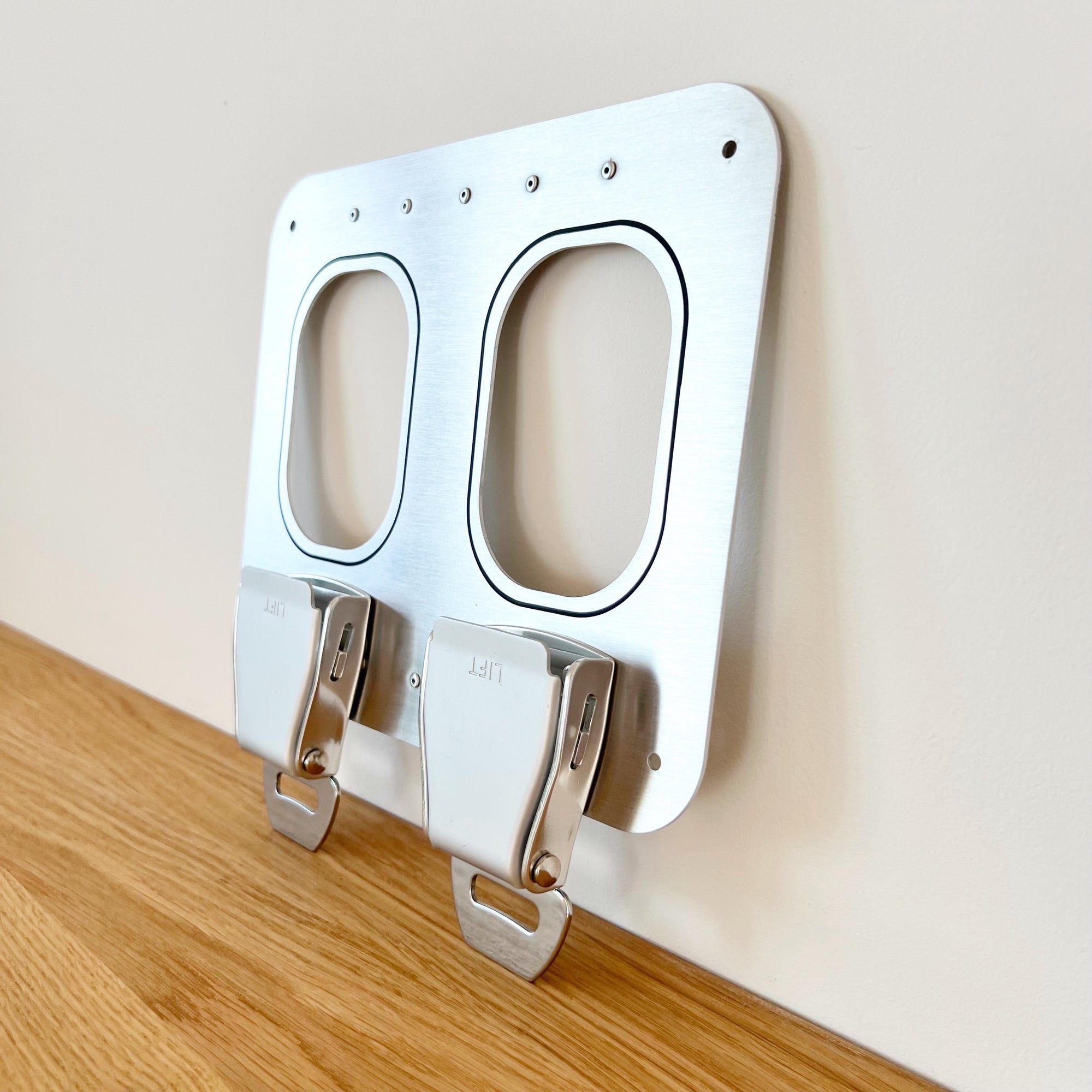 2er Aviation Schlüsselbrett aus Aluminium mit Flugzeug Gurtschnallen als Schlüsselhaken – Schlüsselleiste als Geschenk für Piloten, Flugbegleiter und Vielflieger