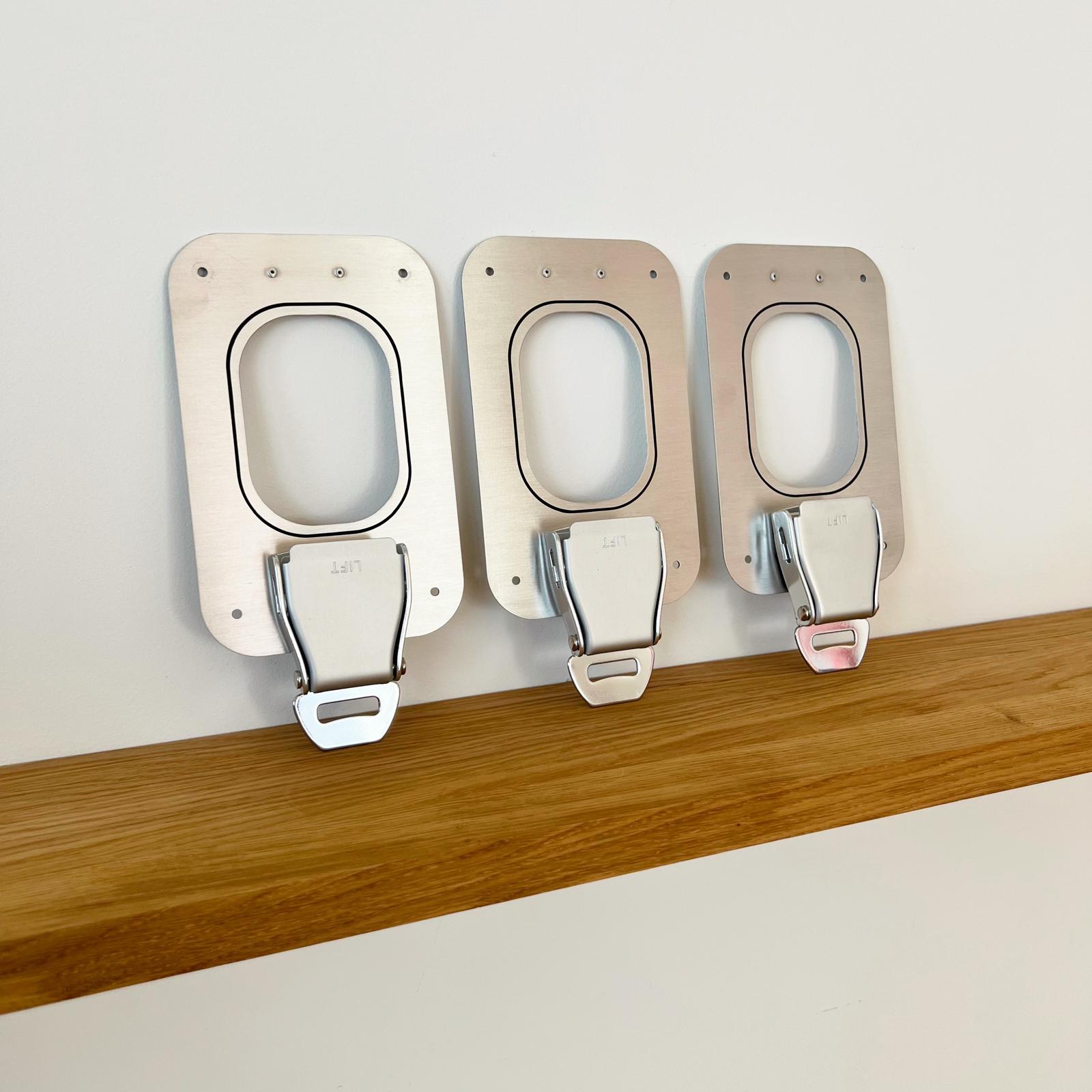 Gift for pilots, flight attendants &amp; frequent flyers – 1 key holder made of aluminum with belt buckle
