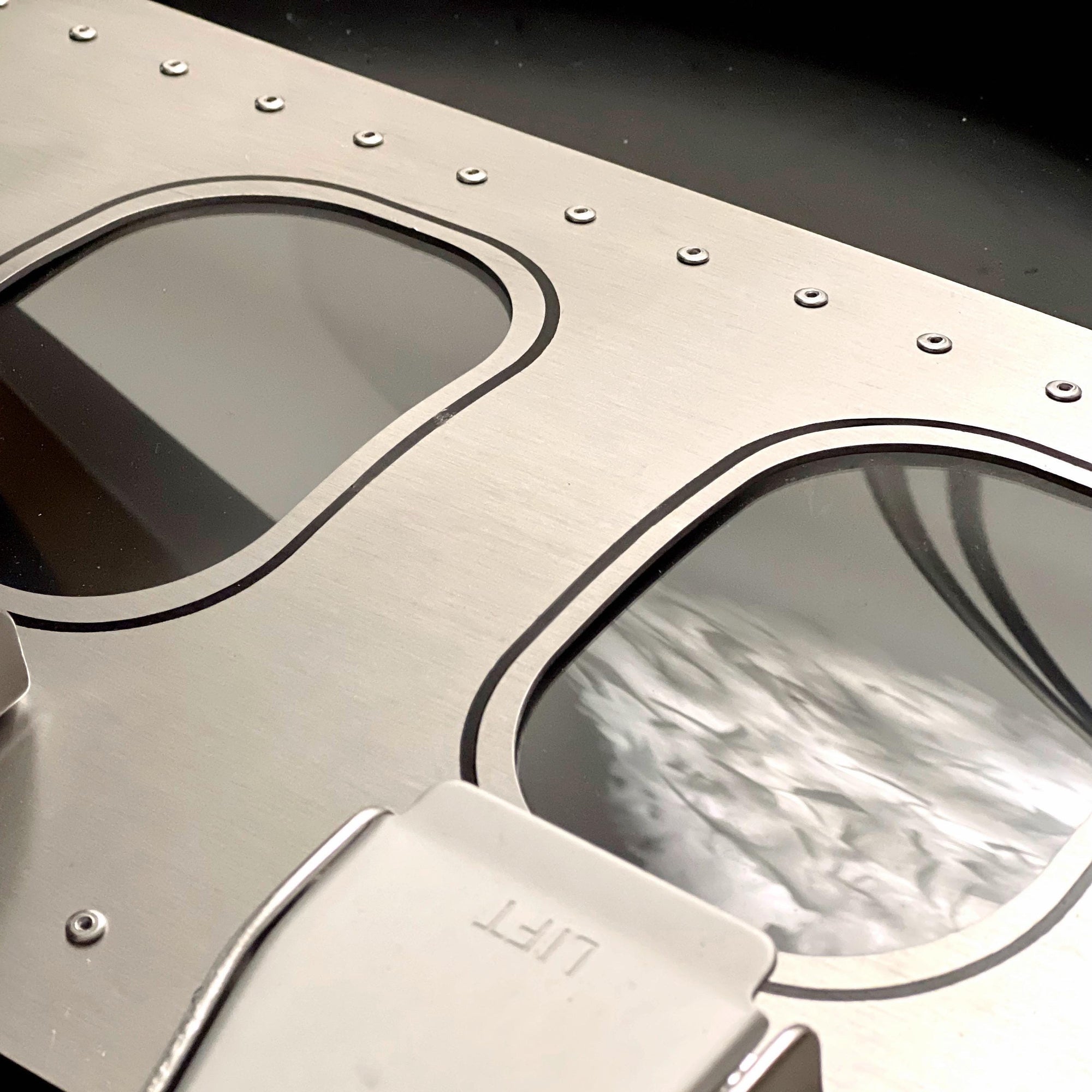 Detailansicht eines großen Aviation Schlüsselbretts aus Aluminium mit fünf Flugzeug-Gurtschnallen als Schlüsselhaken – Seatbelt Schlüsselhalter als Luftfahrt Deko