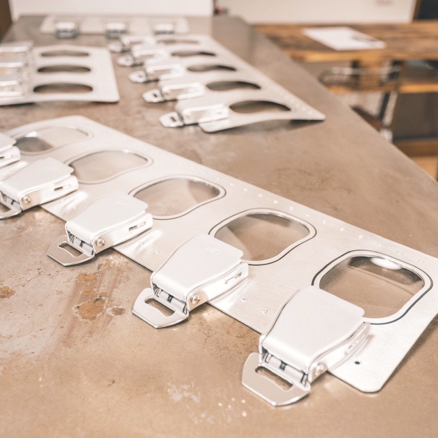 Setansicht eines großen Aviation Schlüsselbretts aus Aluminium mit fünf Seatbelt Schlüsselhaltern – Luftfahrt Schlüsselleiste für die Wand