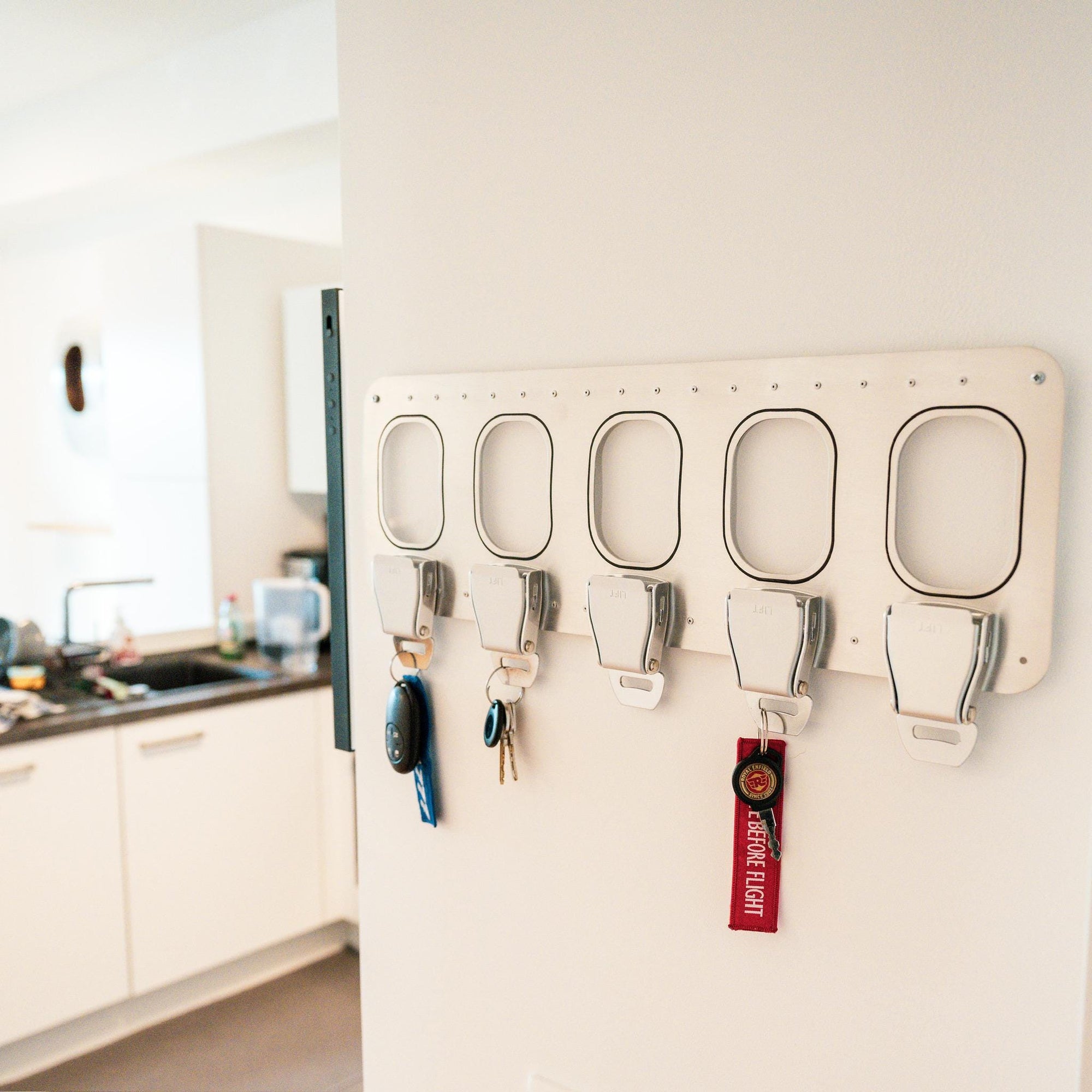 Aviation Schlüsselbrett aus Aluminium mit fünf Seatbelt Schlüsselhaltern – große Luftfahrt Schlüsselleiste in der Wandansicht
