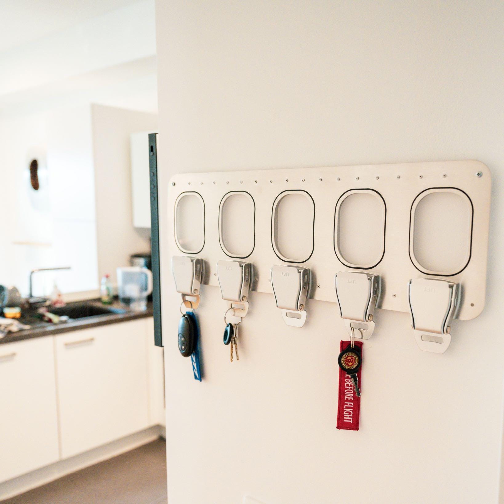 Aviation Schlüsselbrett aus Aluminium mit fünf Flugzeug-Gurtschnallen als Schlüsselhaken – Seatbelt Schlüsselleiste zur Wandmontage