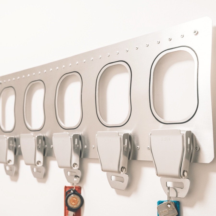 Aviation Schlüsselbrett aus Aluminium mit fünf Seatbelt Schlüsselhaltern – Luftfahrt Schlüsselleiste an der Wand mit eingehängten Schlüsseln