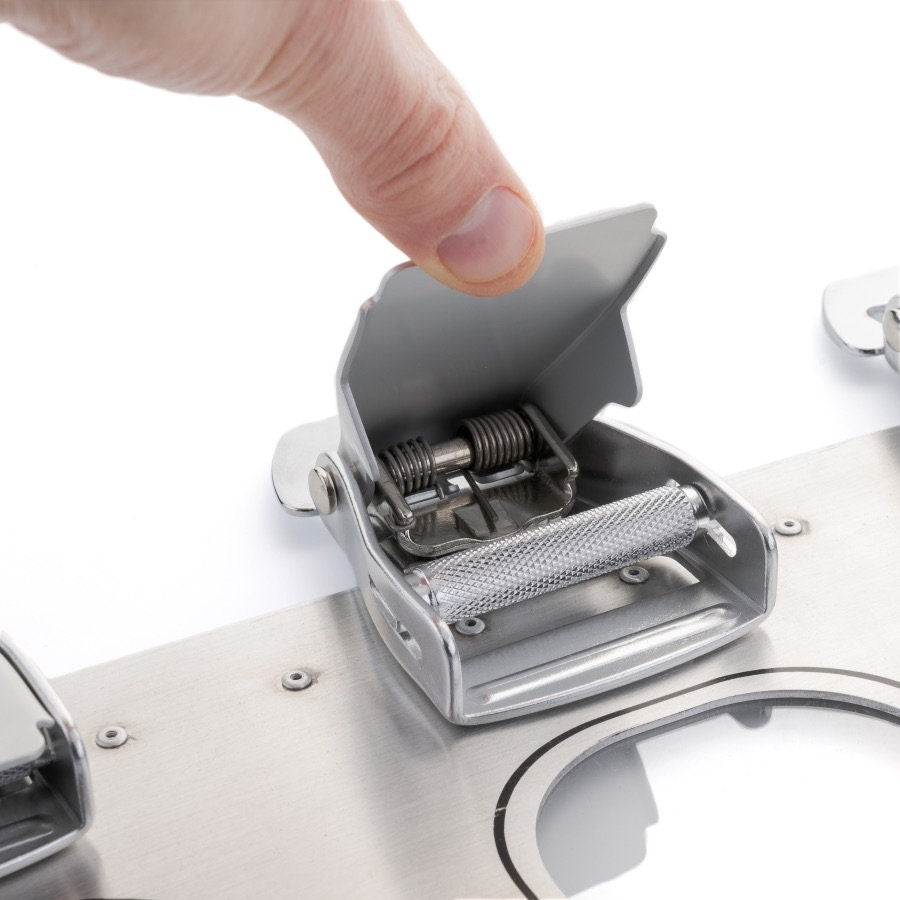 Detailansicht eines großen Aviation Schlüsselbretts aus Aluminium mit fünf Seatbelt Schlüsselhaltern – Luftfahrt Schlüsselleiste für die Wand