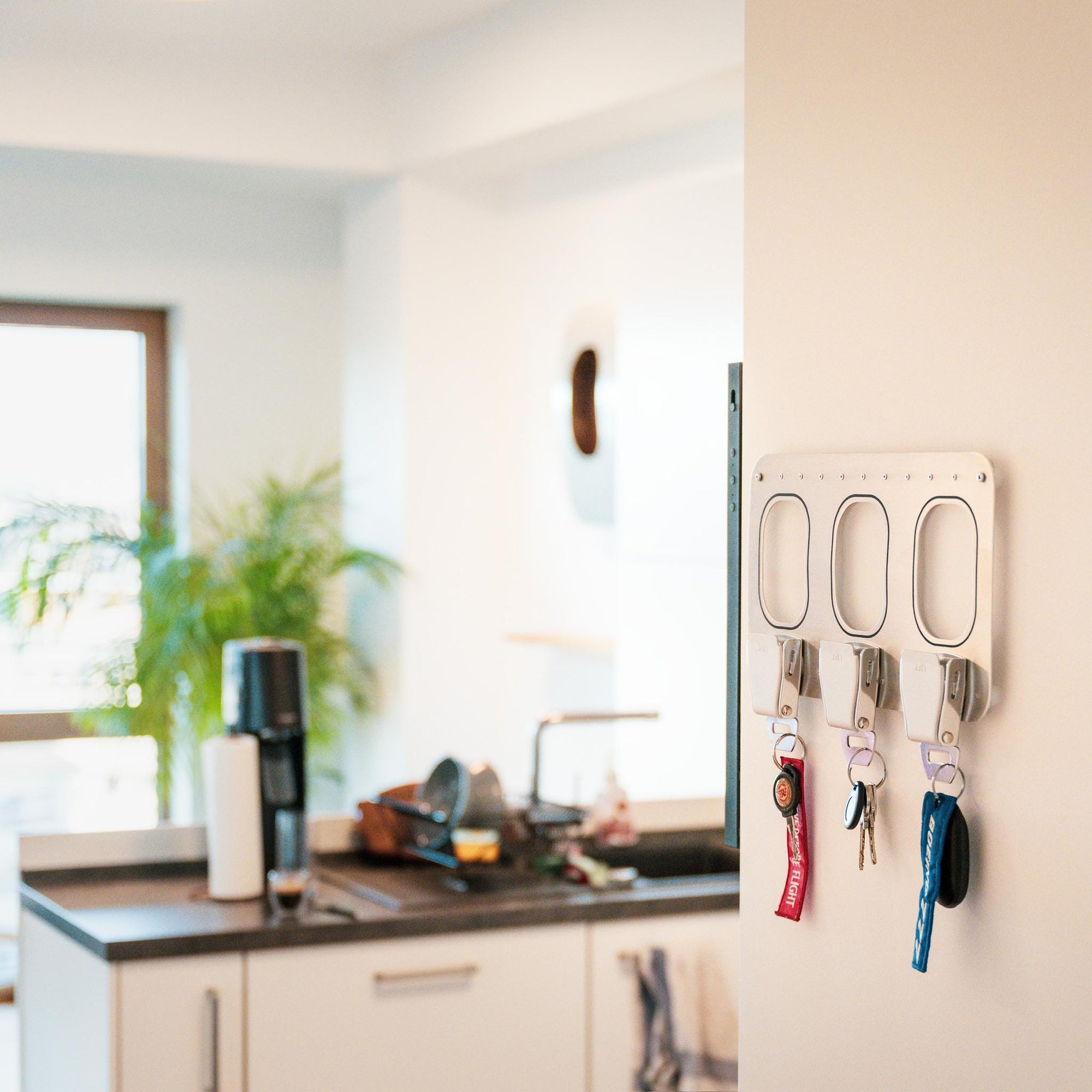 Aviation Schlüsselbrett aus Aluminium mit Seatbelt Schlüsselhaltern – Luftfahrt Schlüsselleiste in einer Raumansicht an der Wand