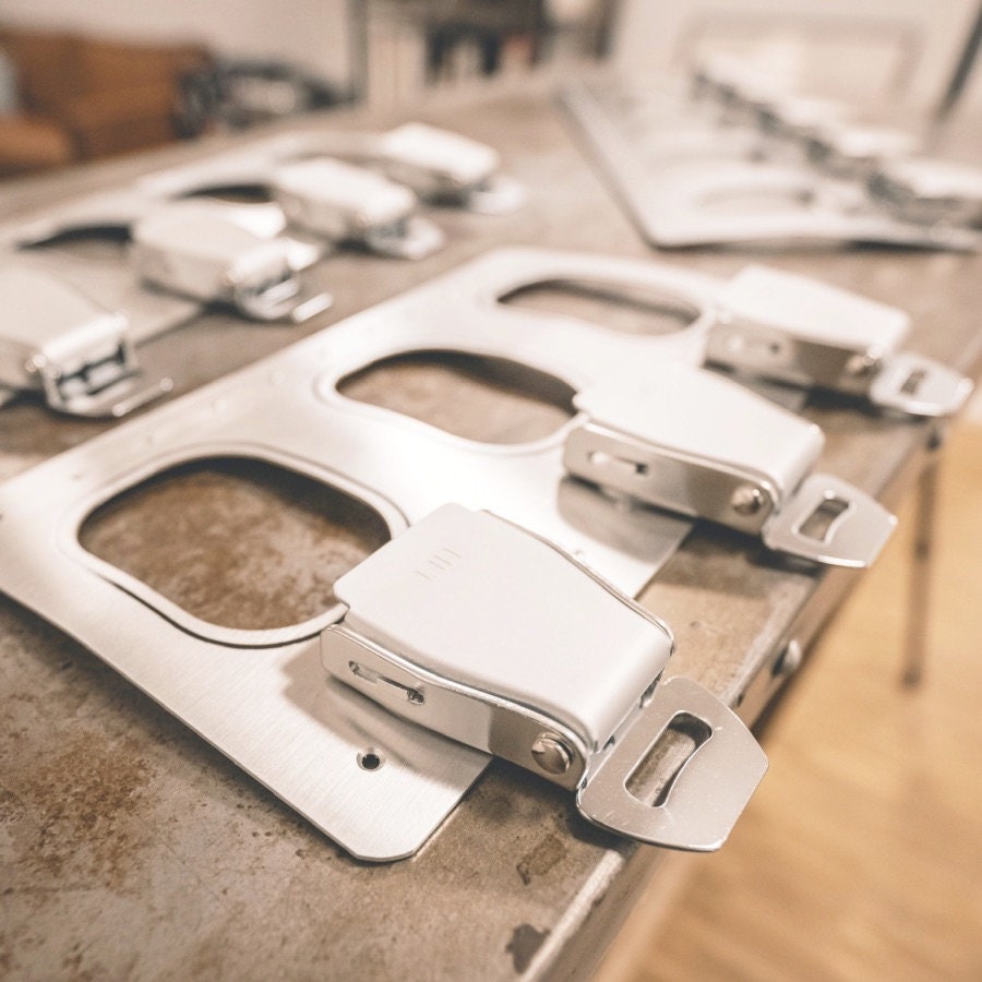 Aviation Schlüsselbrett aus Aluminium mit mehreren Seatbelt Schlüsselhaltern – Luftfahrt Schlüsselleiste an der Wand im Überblick